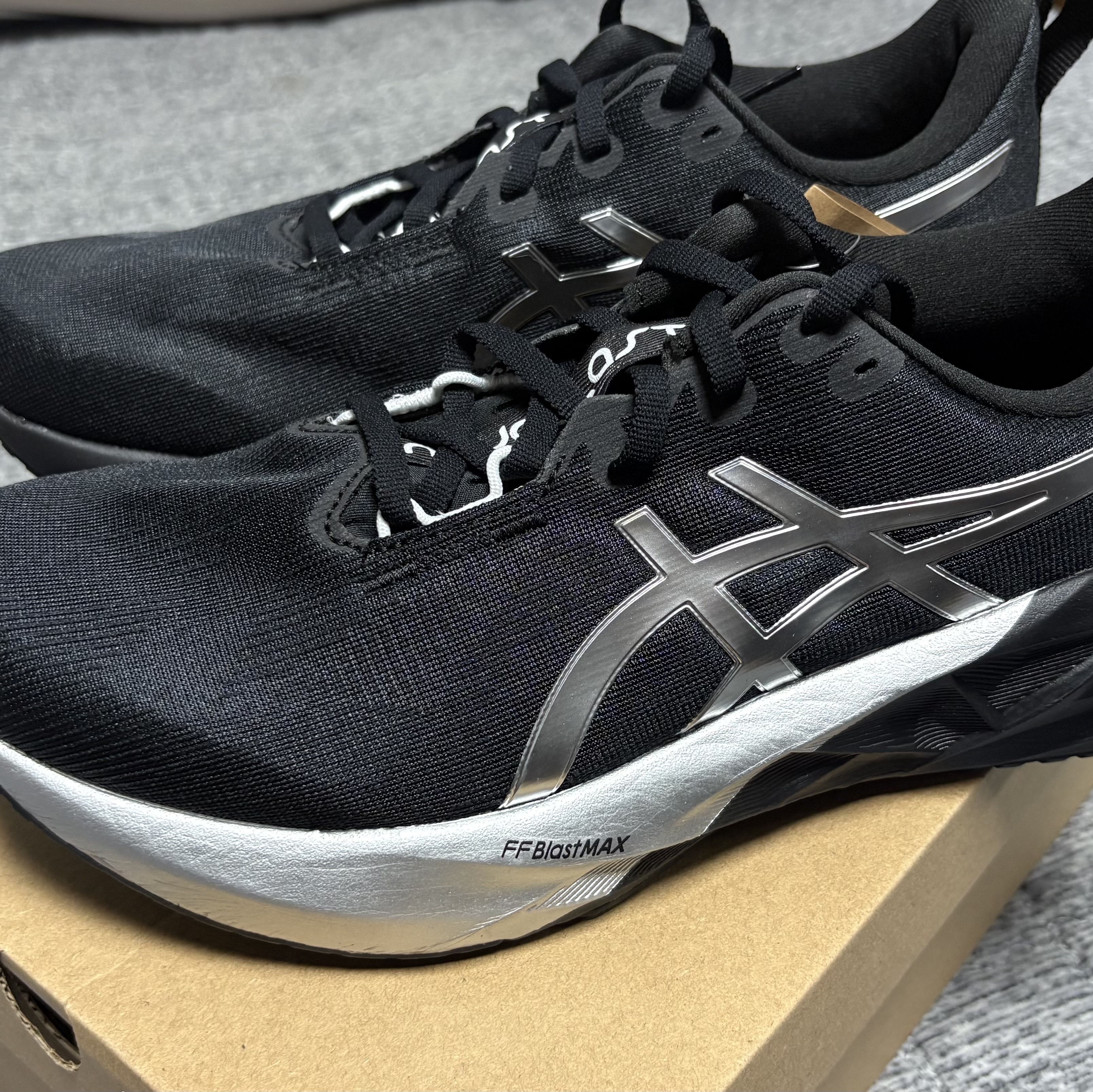 Asics Novablast 5 Platinum Black 착용 스타일 - 3