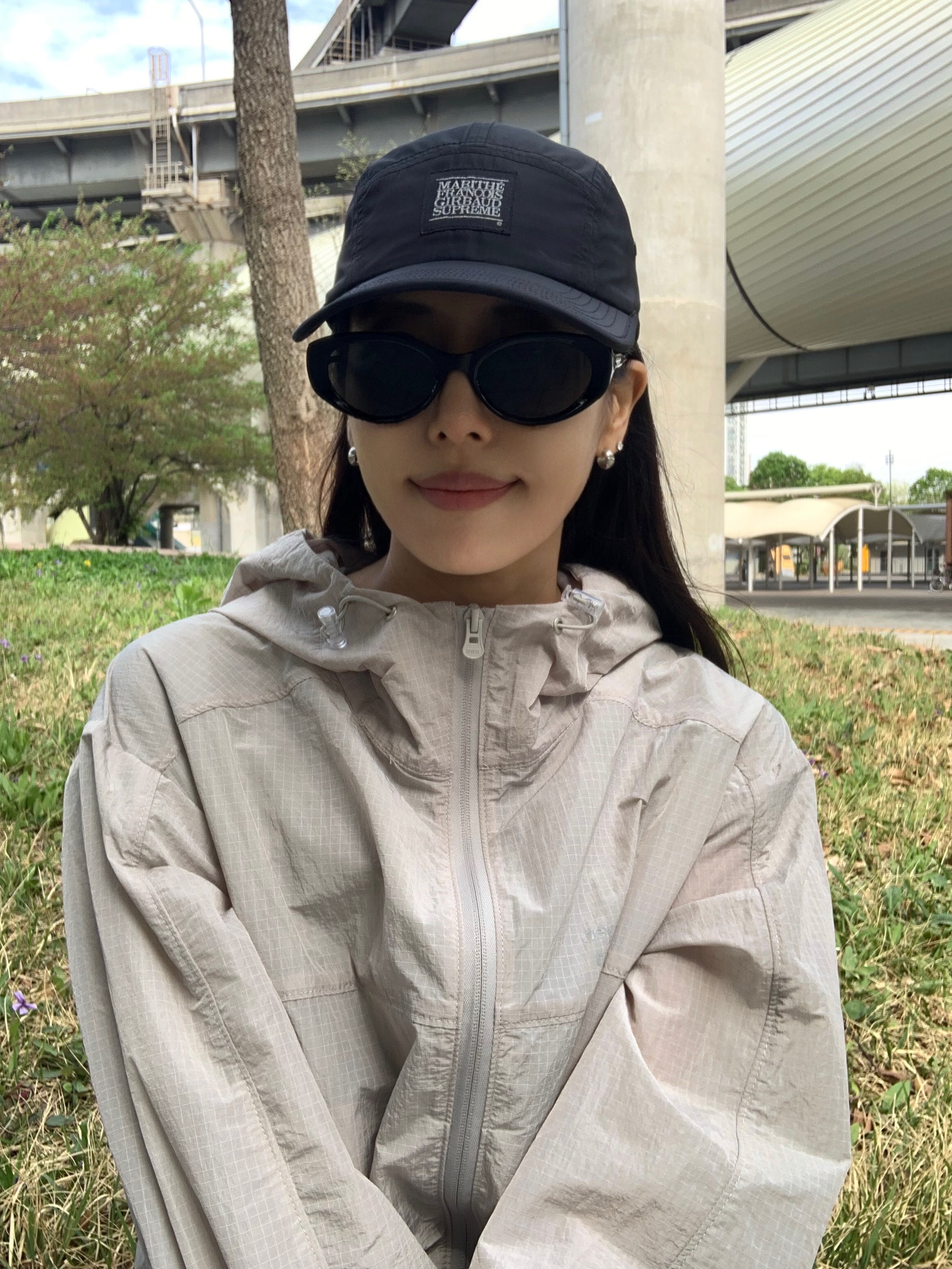 Supreme x Marithe Francois Girbaud Sport Camp Cap Black - 25SS, [KREAM 단독] runwhither Windbreaker Jacket V2 Gray 착용 스타일 - 3