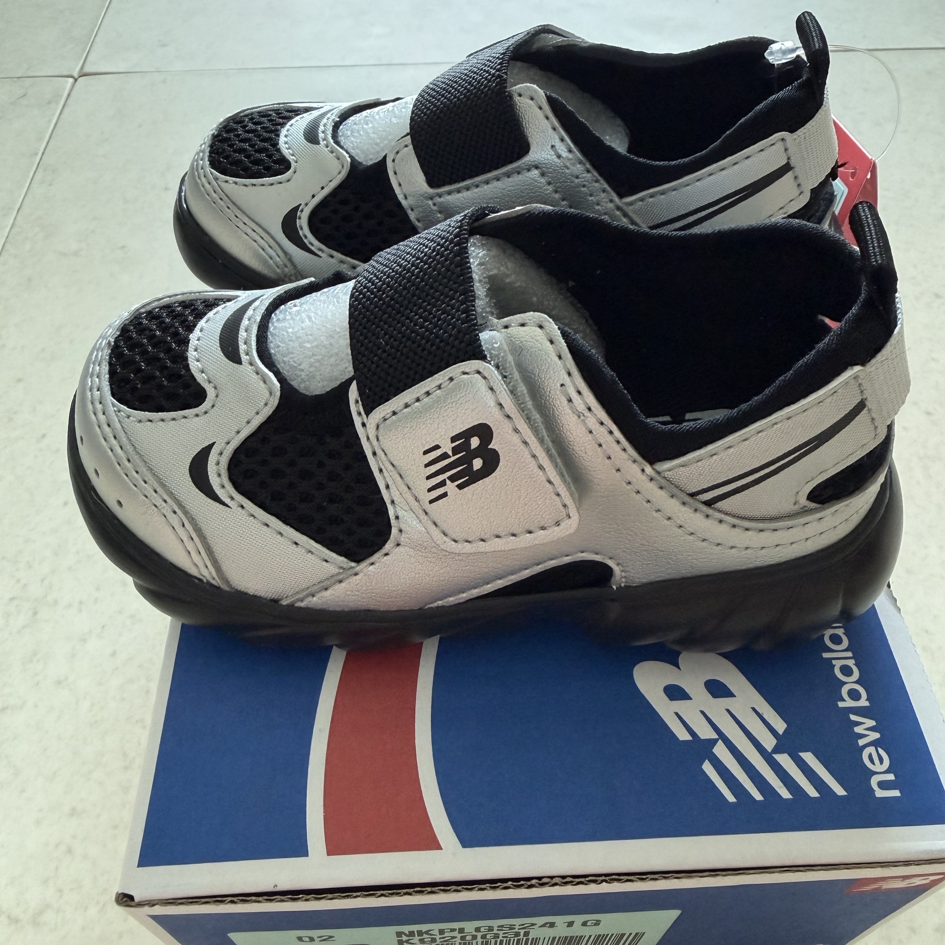 (TD) New Balance Freedle 920 Sandal Gray 착용 스타일 - 3