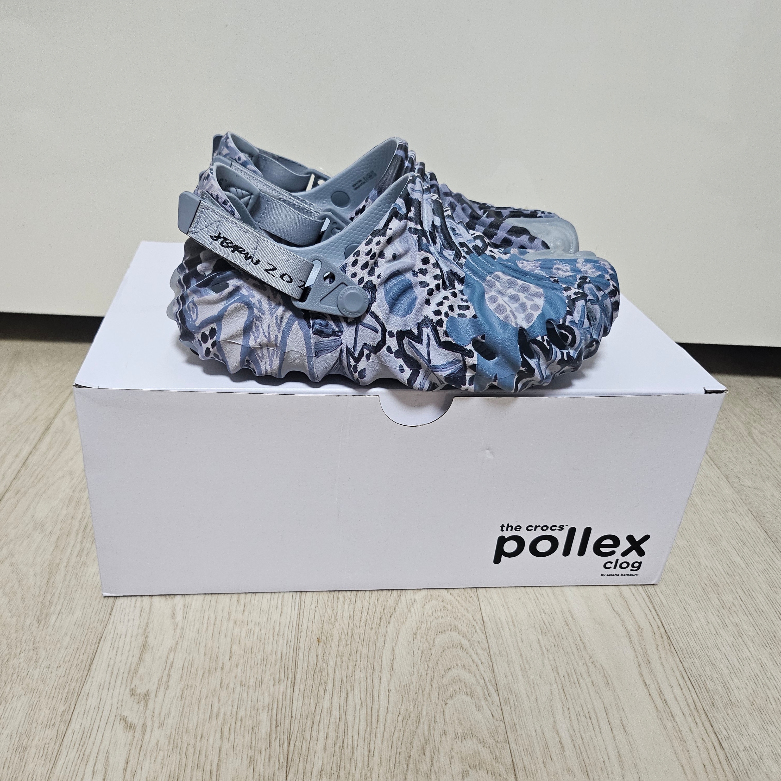 Crocs x Jonas Wood x Salehe Bembury Pollex Clog Multicolor 착용 스타일 - 1