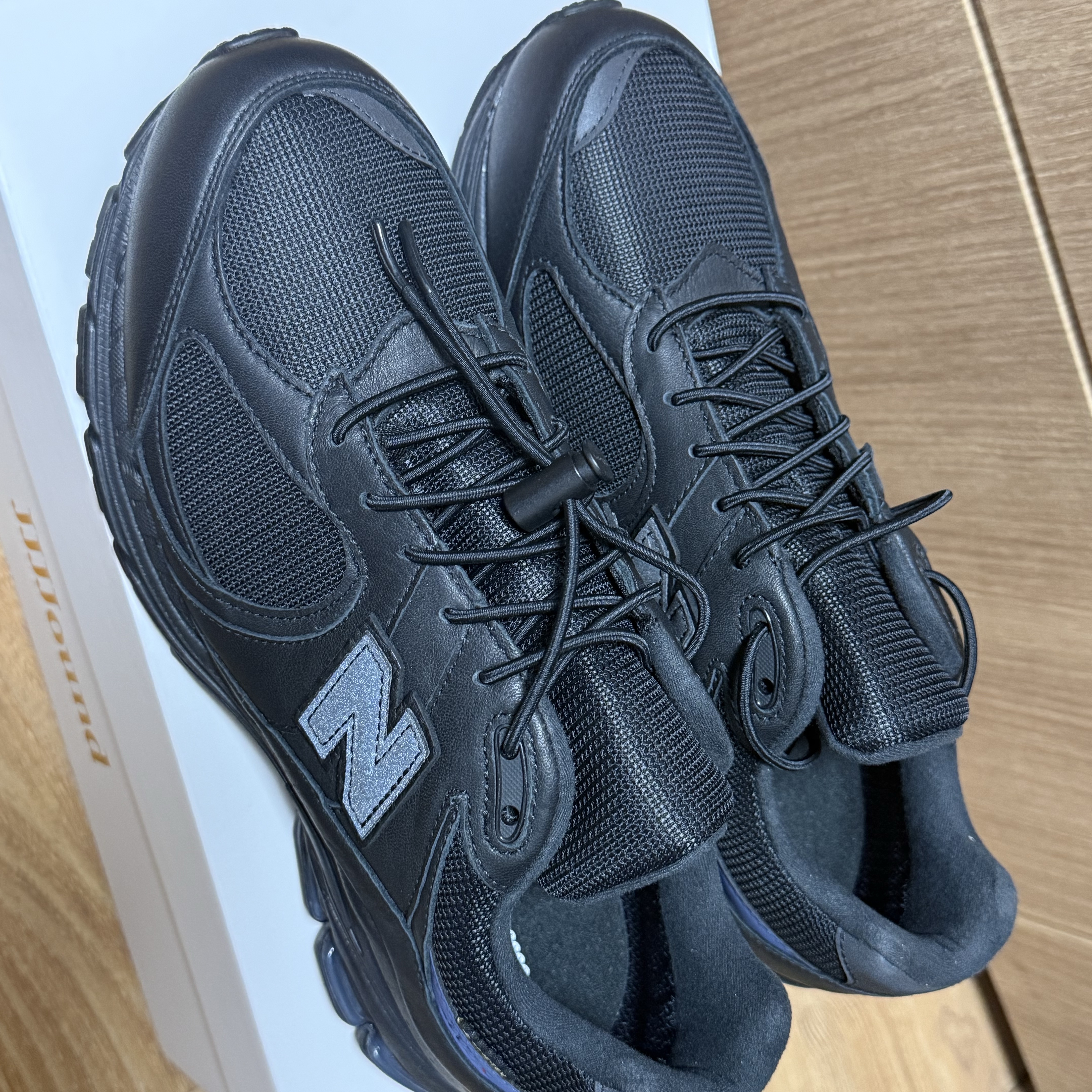 New Balance x JJJJound 2002R Leather Gore-Tex Black Storm 착용 스타일 - 1