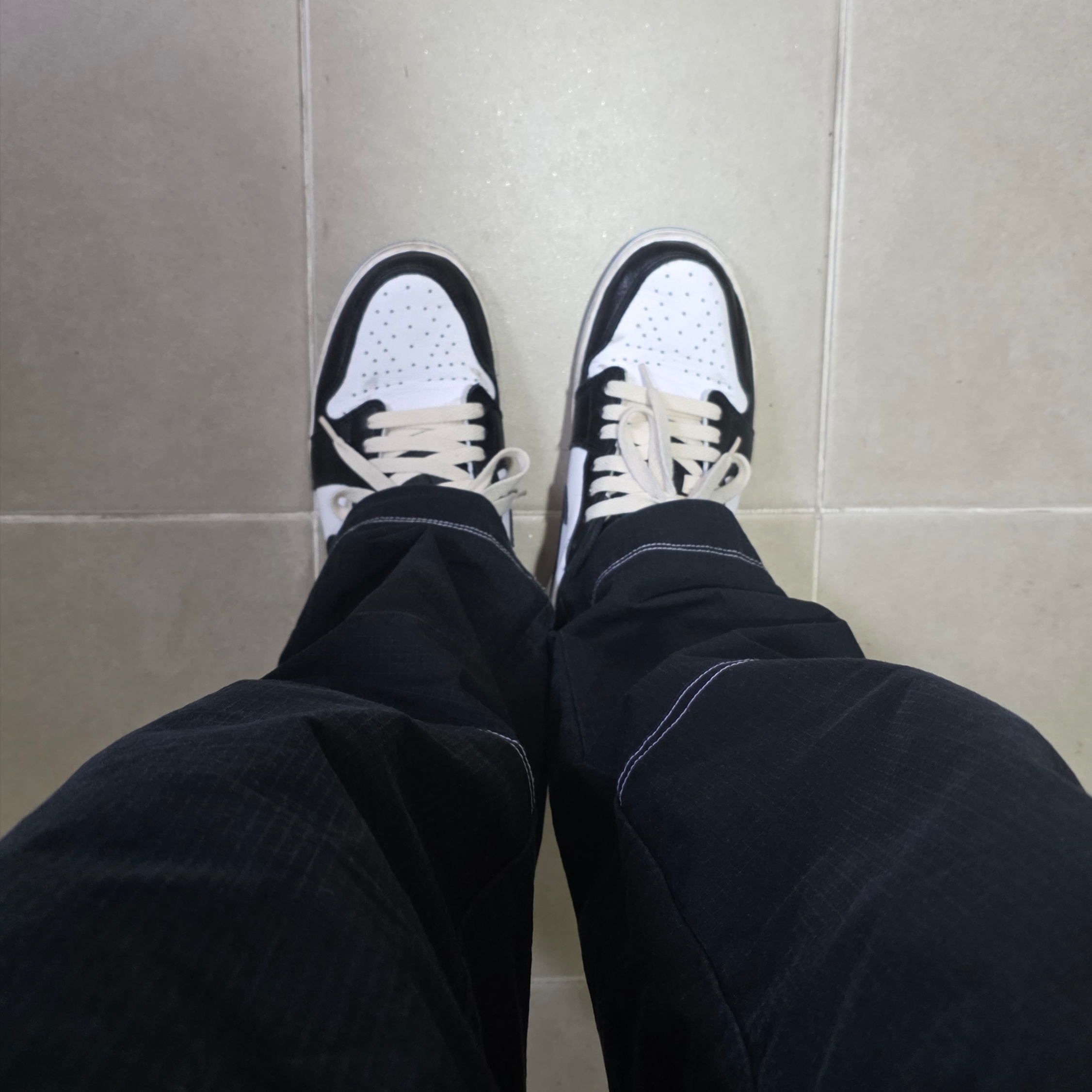 Jordan 1 Retro Low OG Black and Dark Powder Blue, Nike SB Double Knee Skate Trousers Black - Asia 착용 스타일