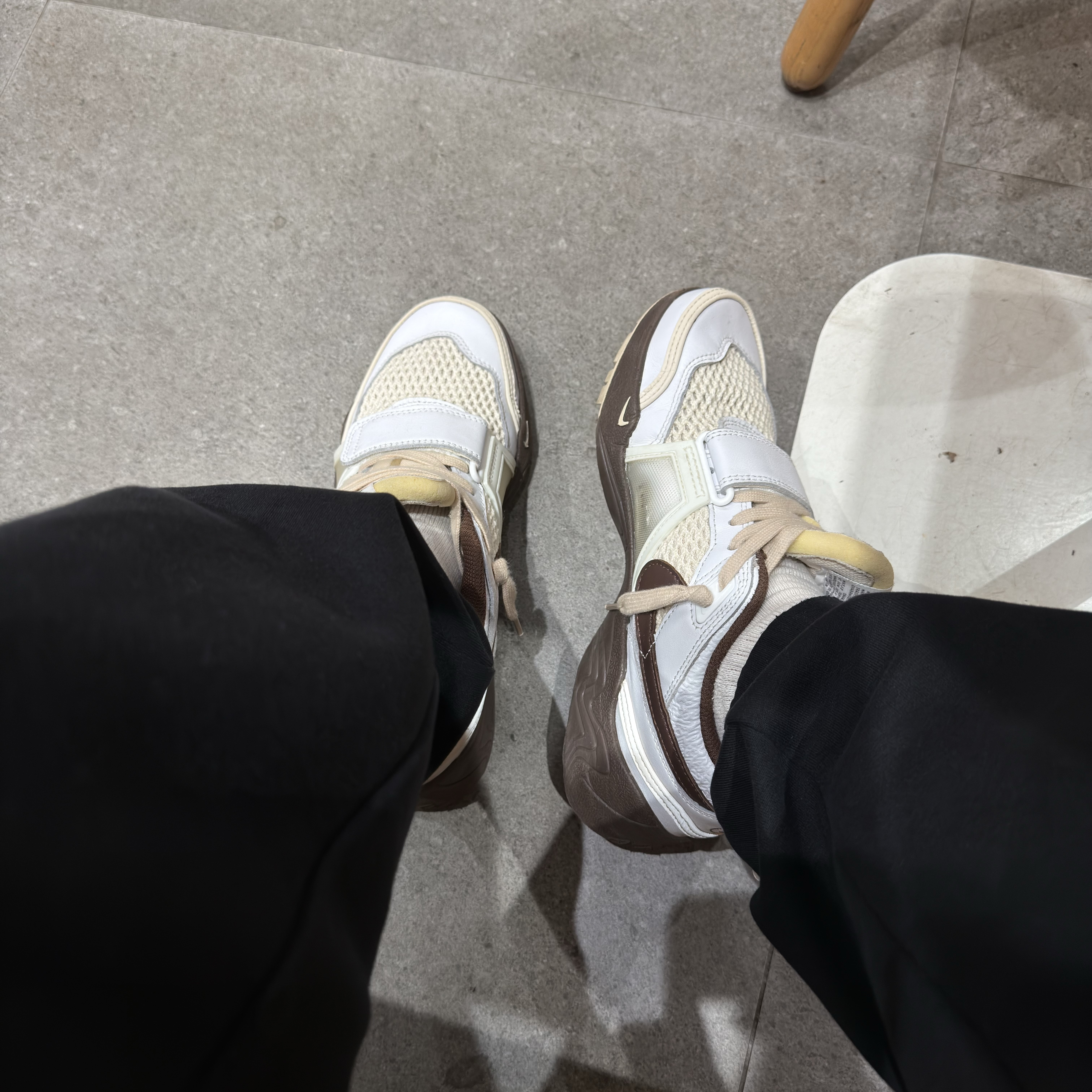 Nike x Travis Scott Zoom Field Jaxx White and Light Chocolate 착용 스타일 - 2