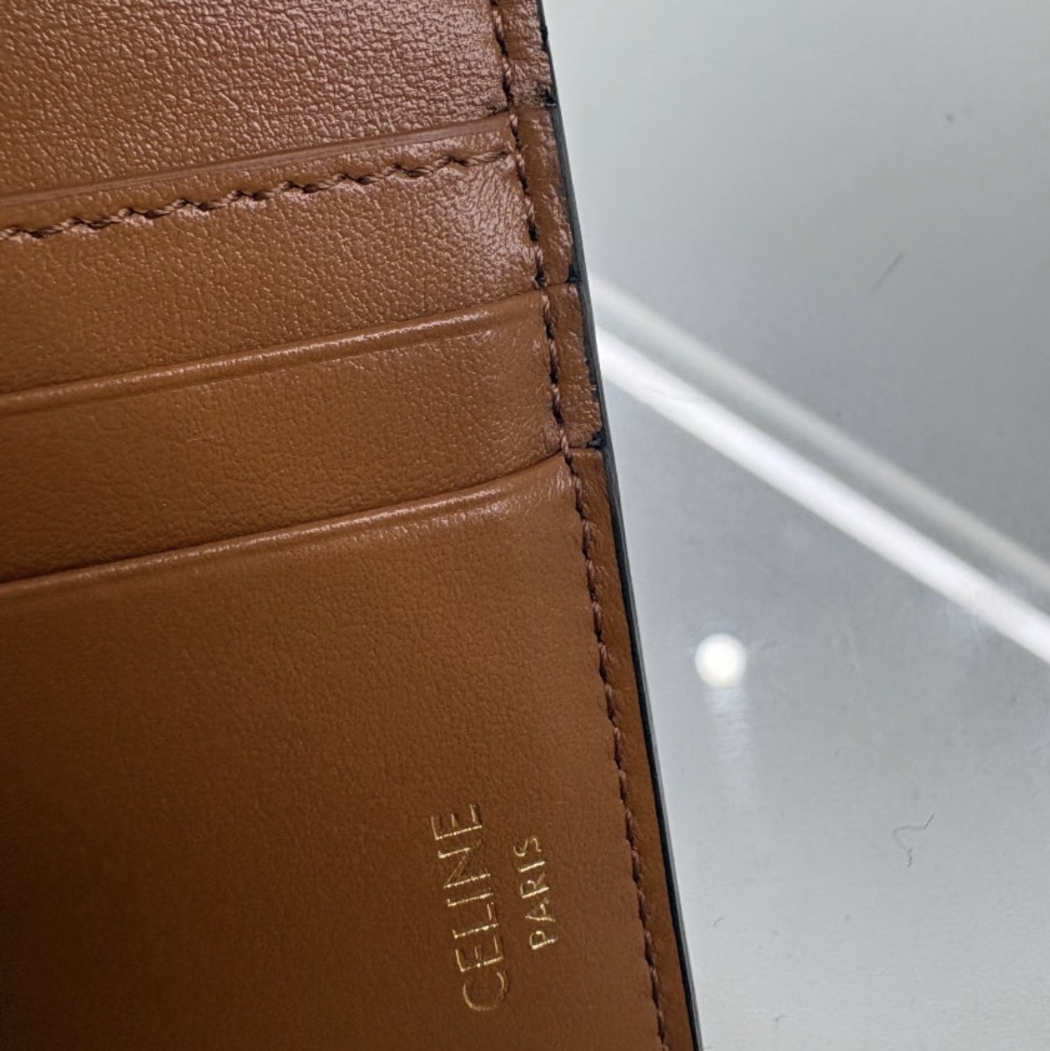 Celine Bi-Fold Card Holder in Triomphe Canvas Tan 착용 스타일 - 1