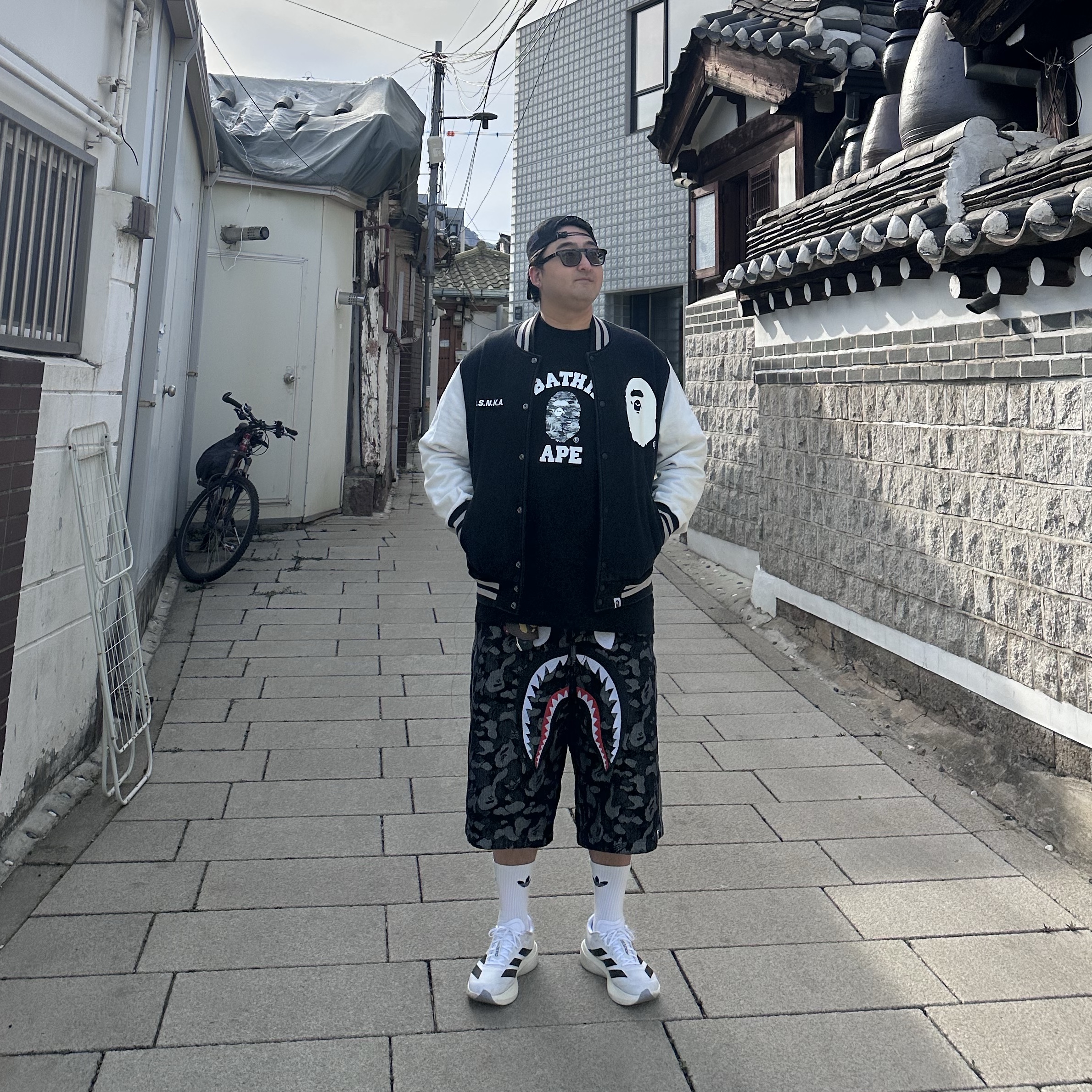 Adidas x BAPE Shark Denim Shorts Black - US Sizing, BAPE Palm Tree Camo College T-Shirt Black 착용 스타일 - 1