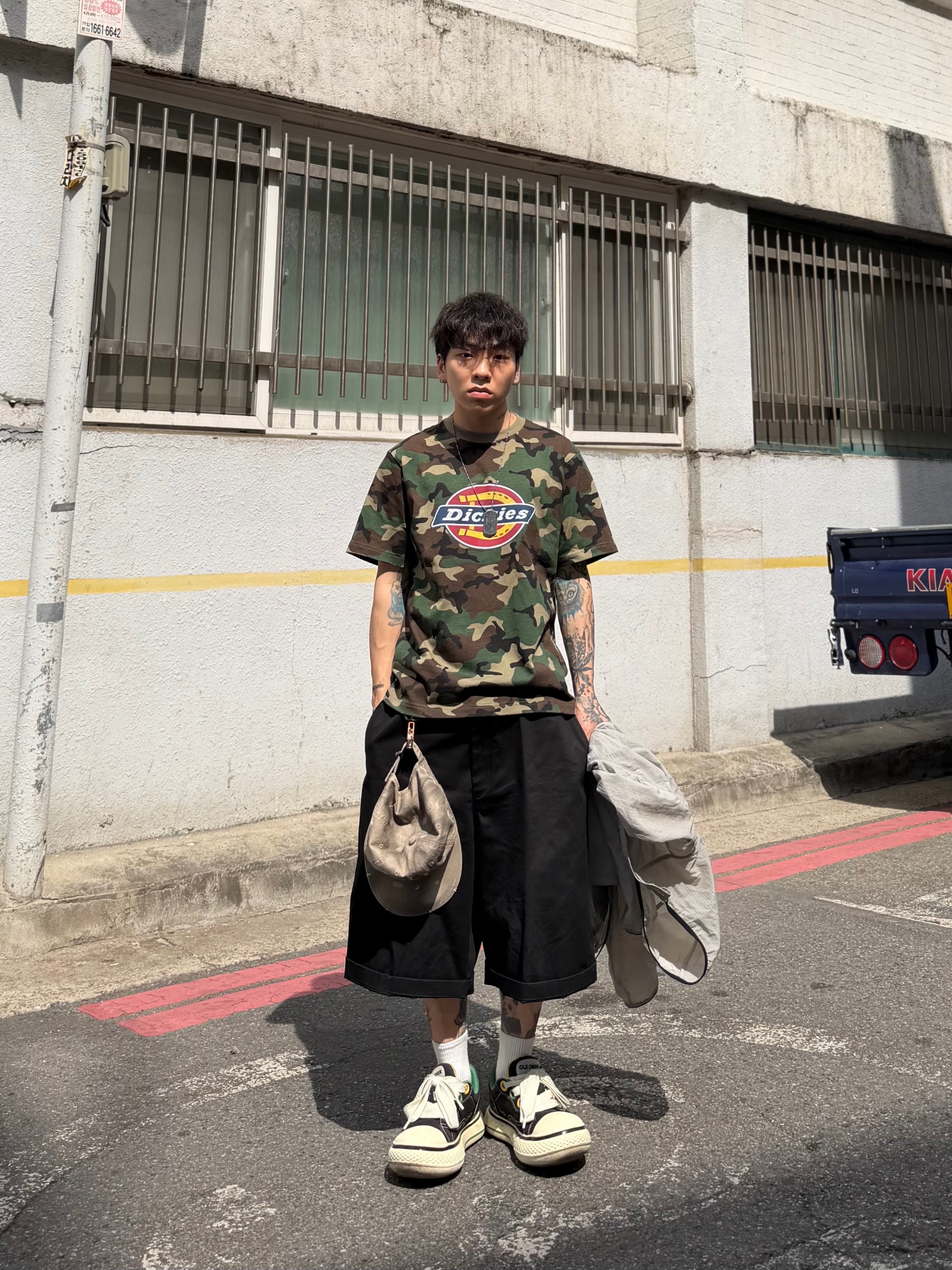 Anti Social Social Club x Dickies Work Shorts Black, Old Order Big Head Canvas Black 착용 스타일 - 3
