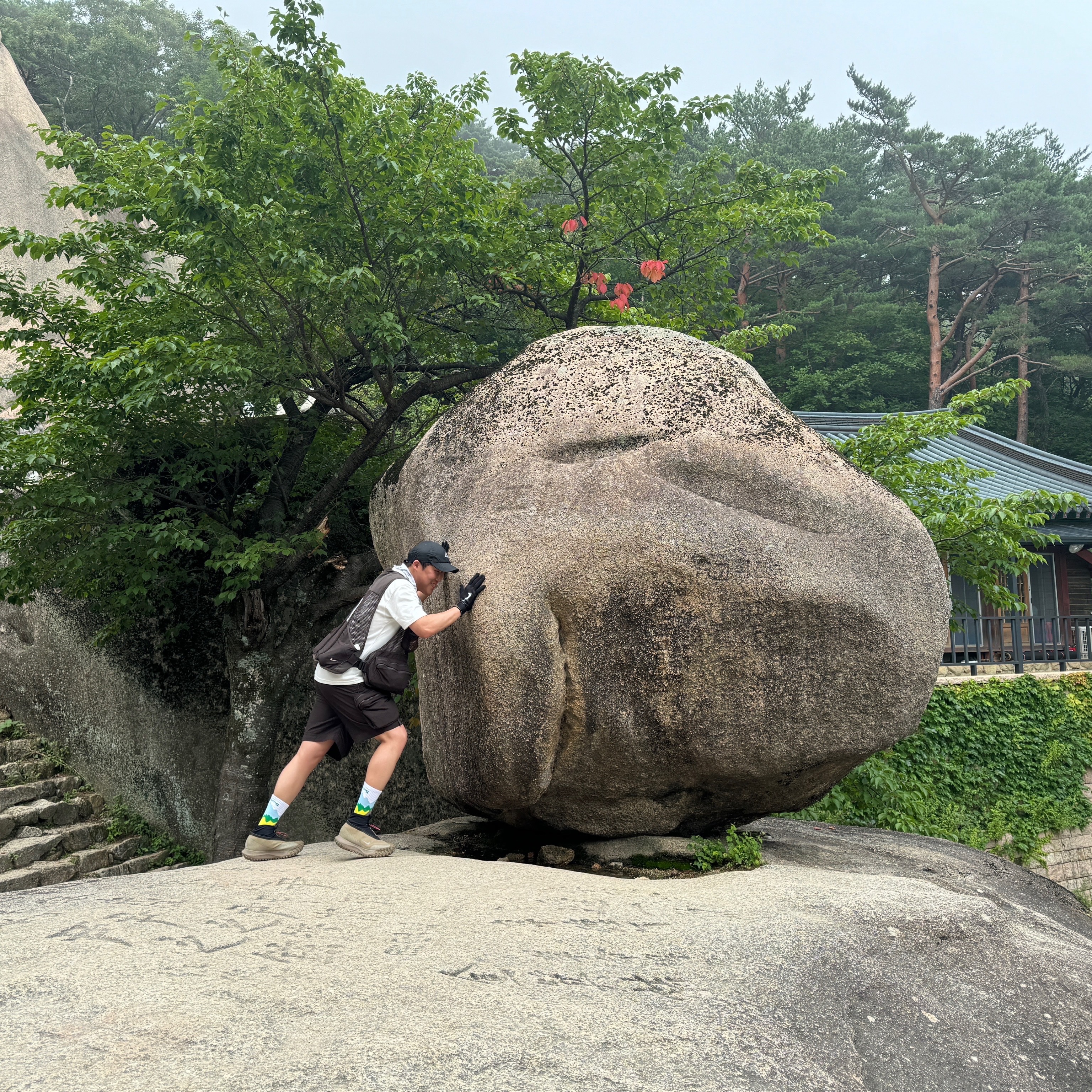 Nike ACG Mountain Fly Gore-Tex Khaki, Nike ACG Buttles Vest Velvet Brown - Asia 착용 스타일 - 2