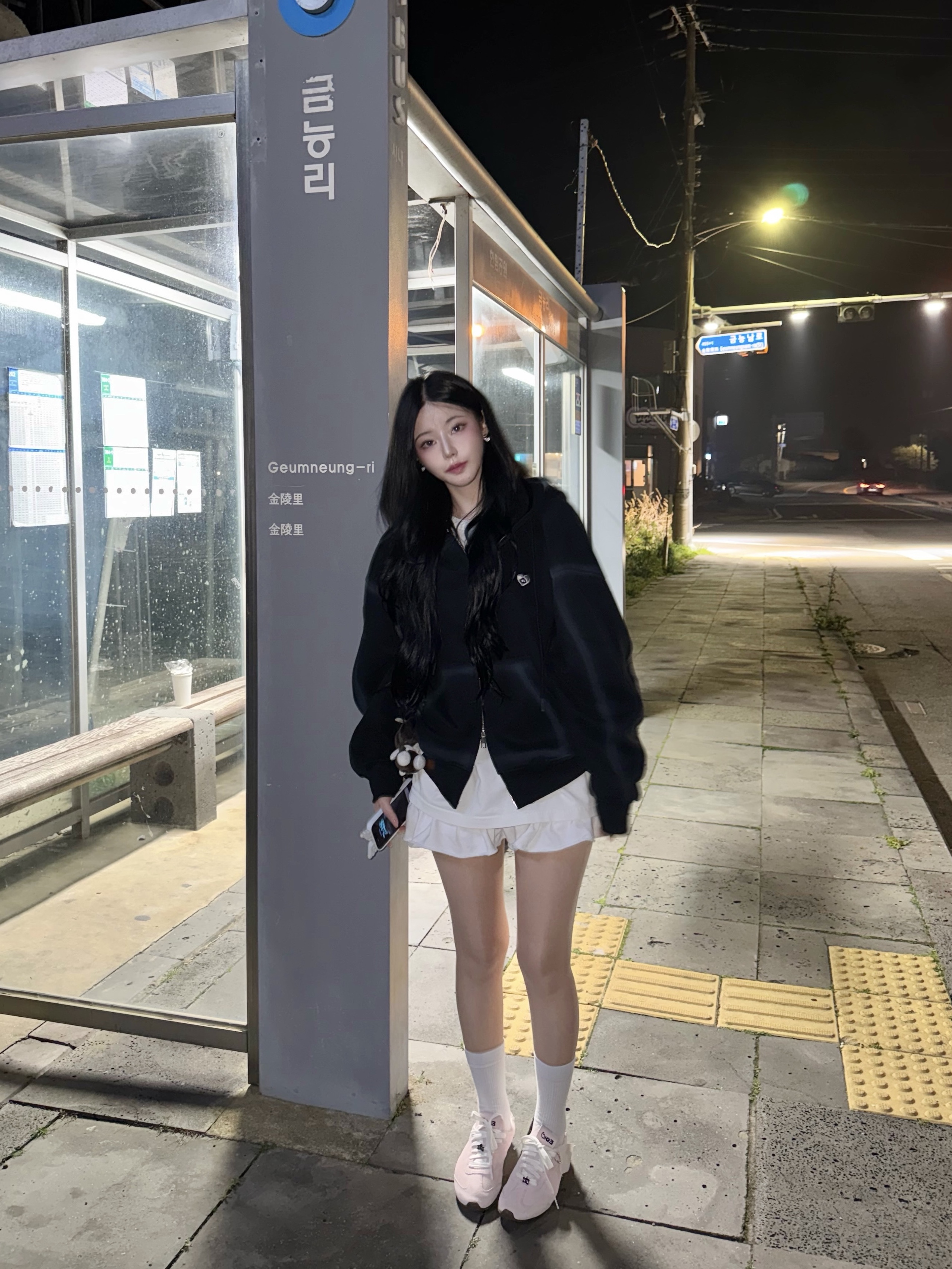 (W) Alo Yoga x Jisoo Sunset Sneaker Bloom Pink 착용 스타일