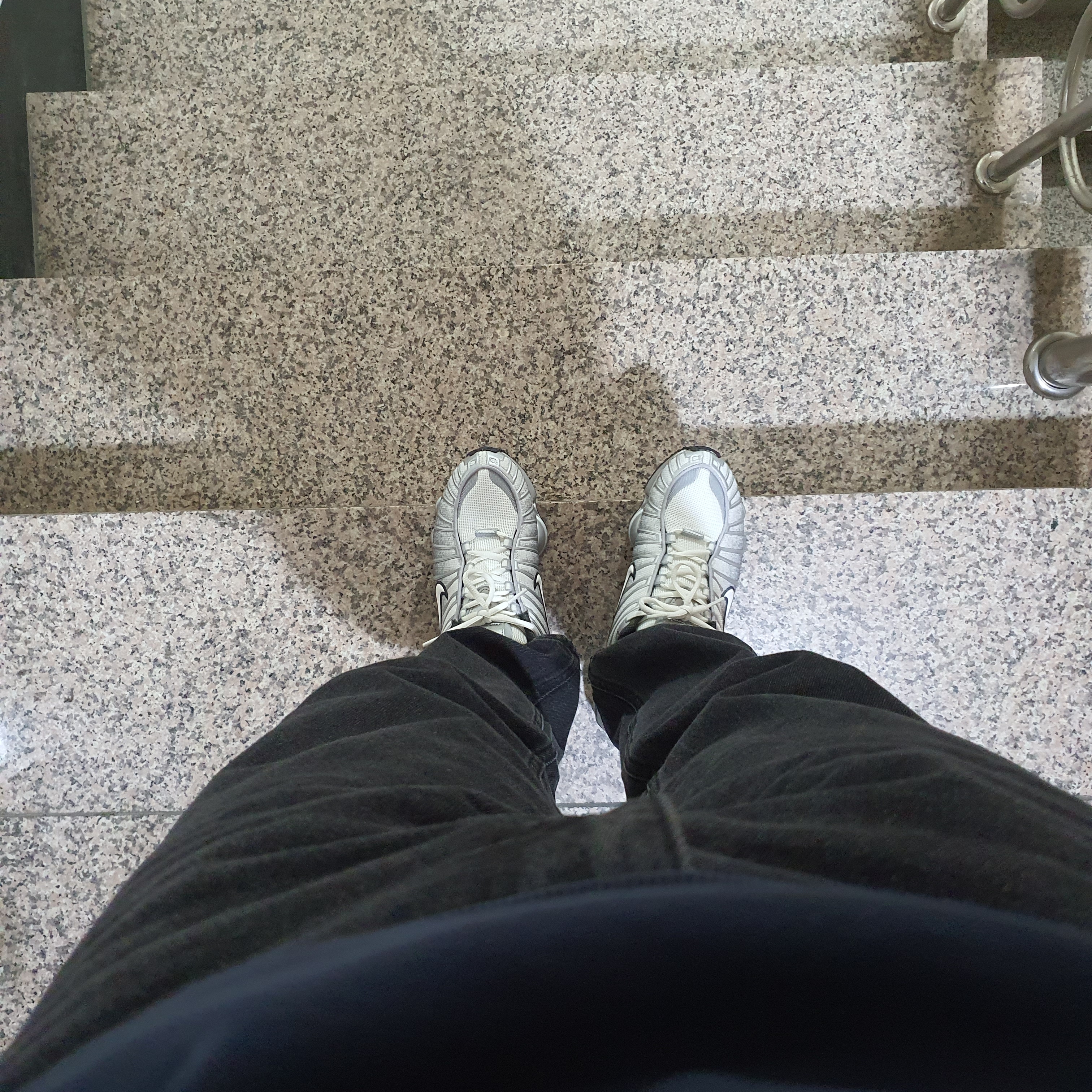 Nike Shox TL Metallic Silver Wolf Grey 착용 스타일