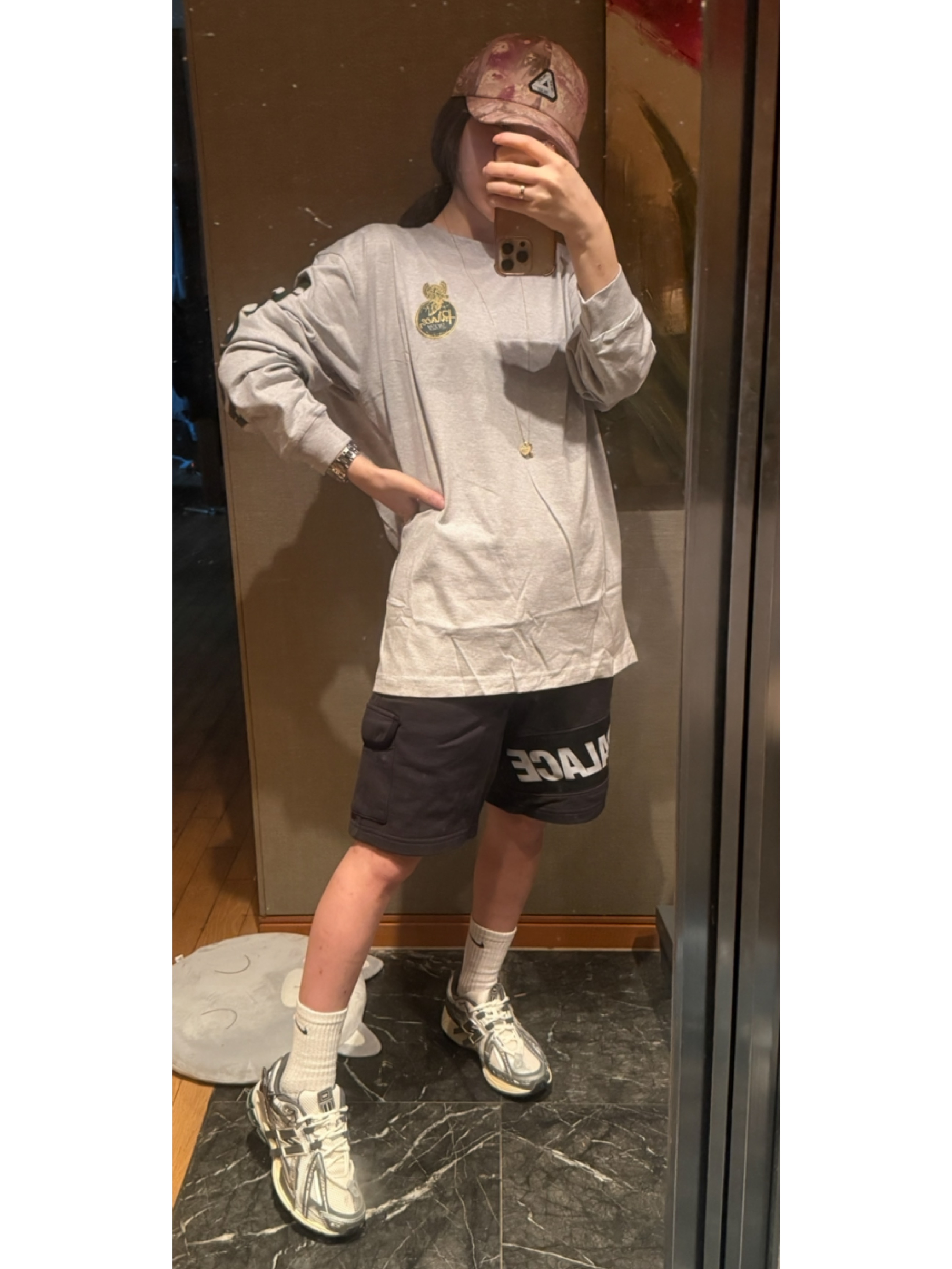 Palace T&D Ripstop Tri-Ferg 6-Panel Pink - 23SS, Palace x Harrods Logo Long Sleeve T-Shirt Grey Marl - 21FW 착용 스타일 - 1
