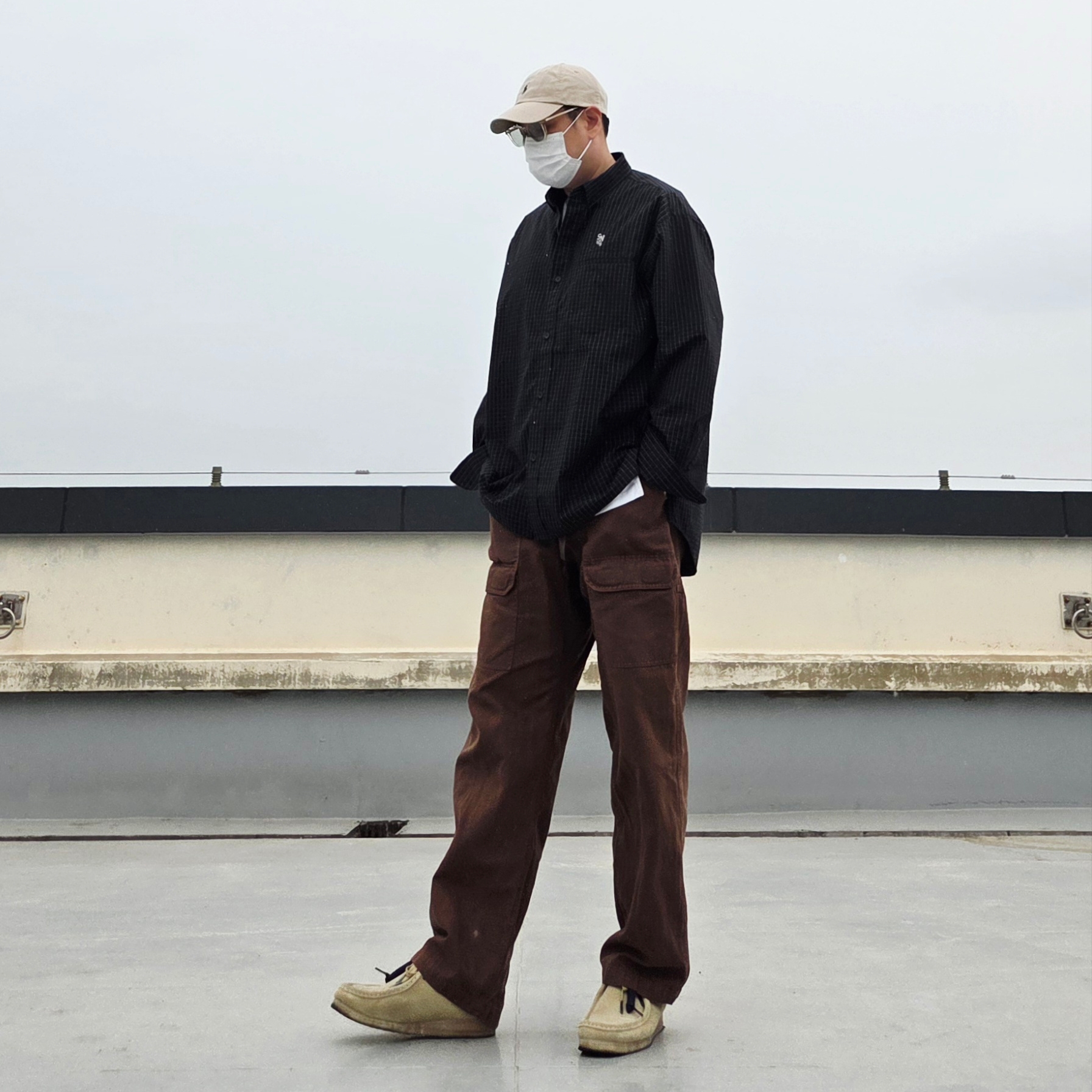 GU x Undercover Broad Check Shirt Black, Clarks Wallabee Maple Suede 착용 스타일 - 1