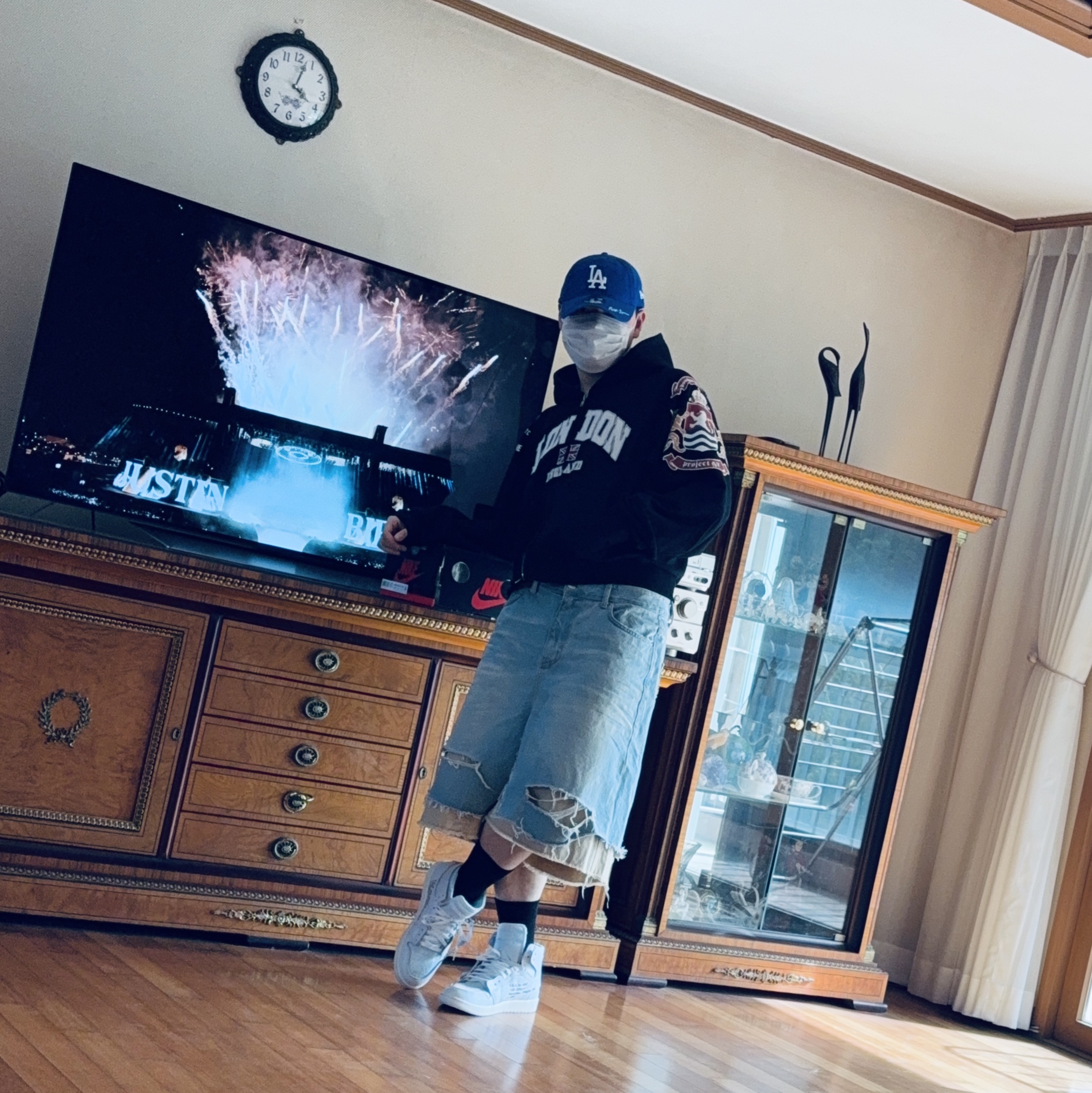 Jordan 1 x Virgil Abloh Archive Retro High Alaska White, Project G/R Layered Skirt Denim Carpenter Shorts Blue 착용 스타일 - 4