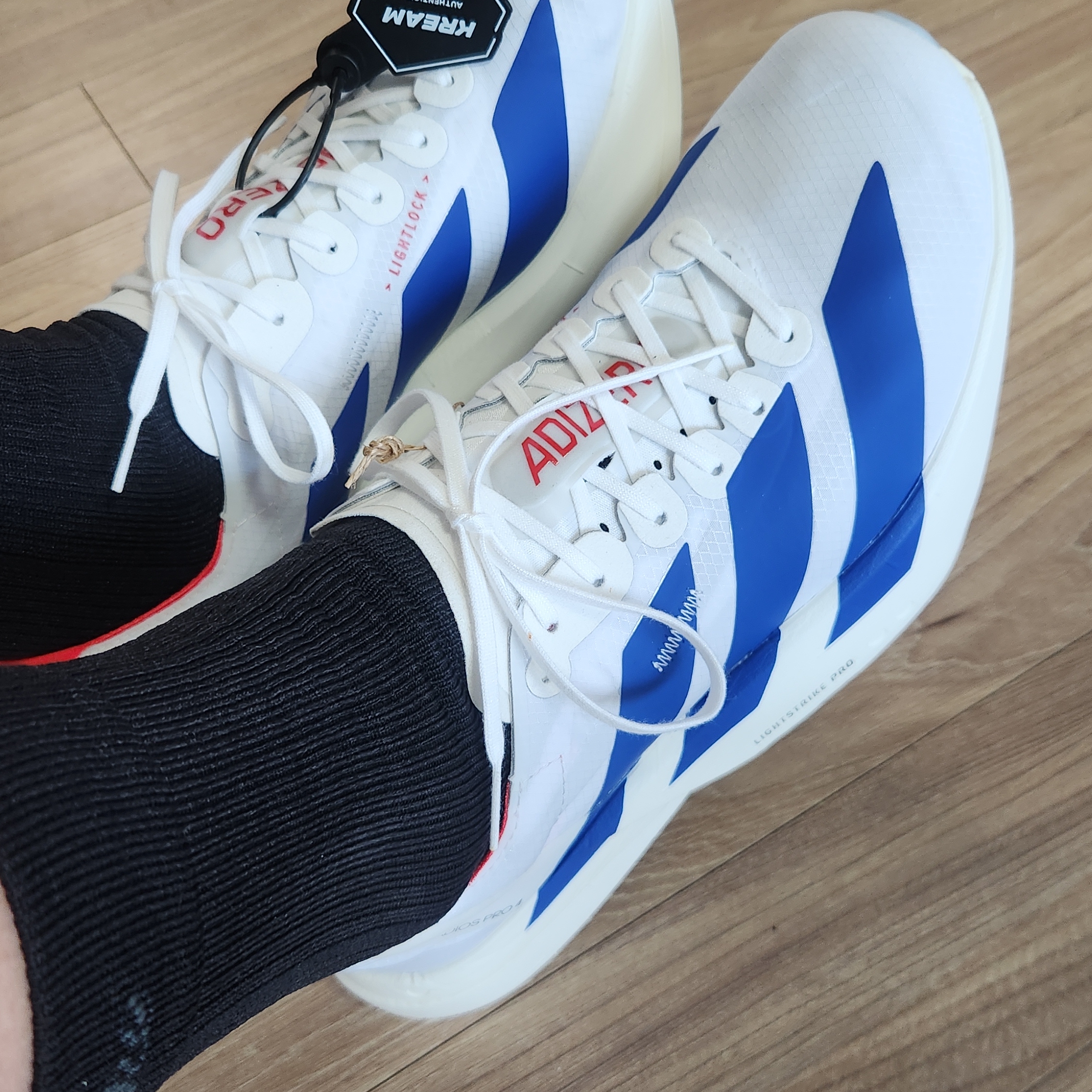 Adidas Adizero Adios Pro 4 Cloud White Royal Blue 착용 스타일 - 2