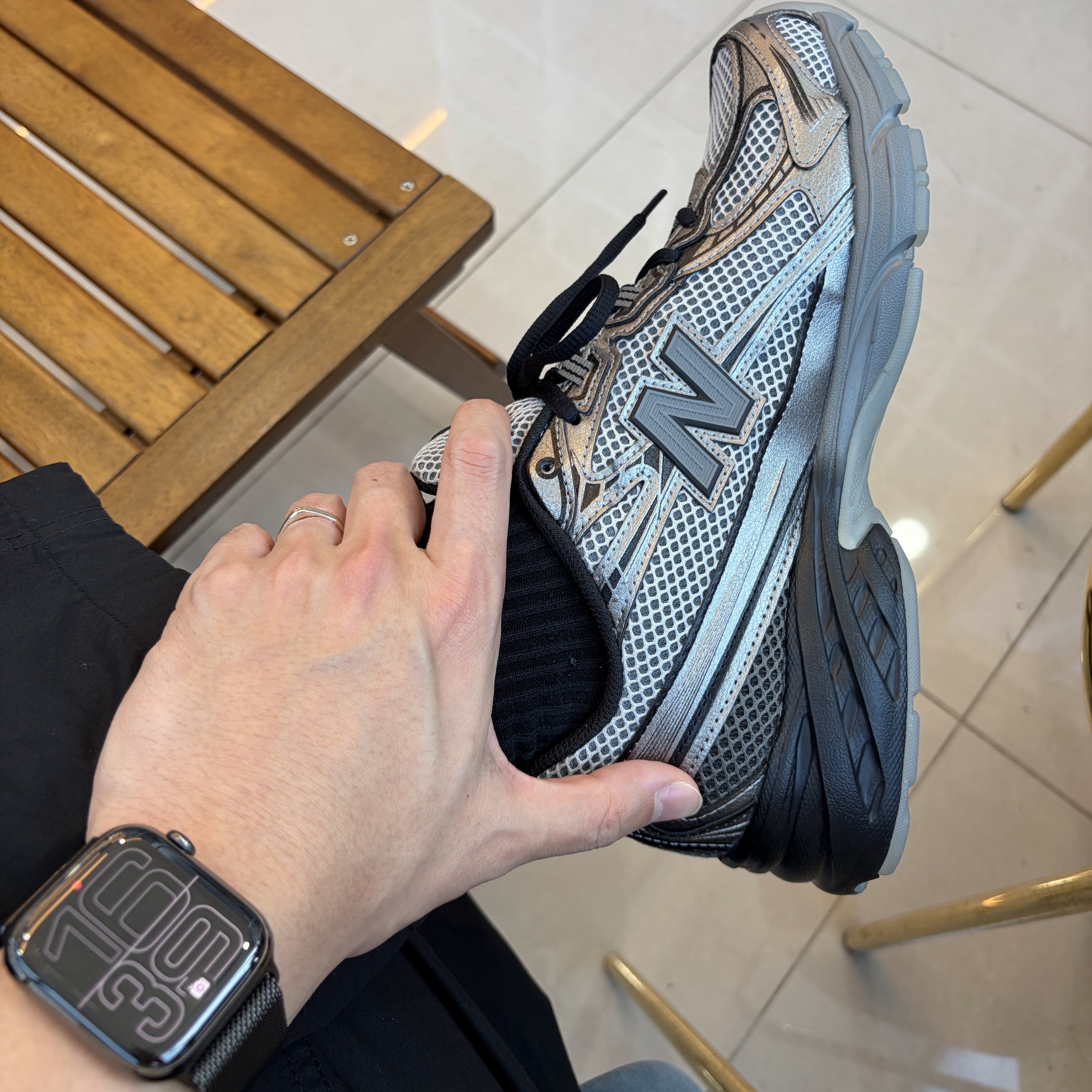 New Balance 740 Dark Silver Metallic 착용 스타일