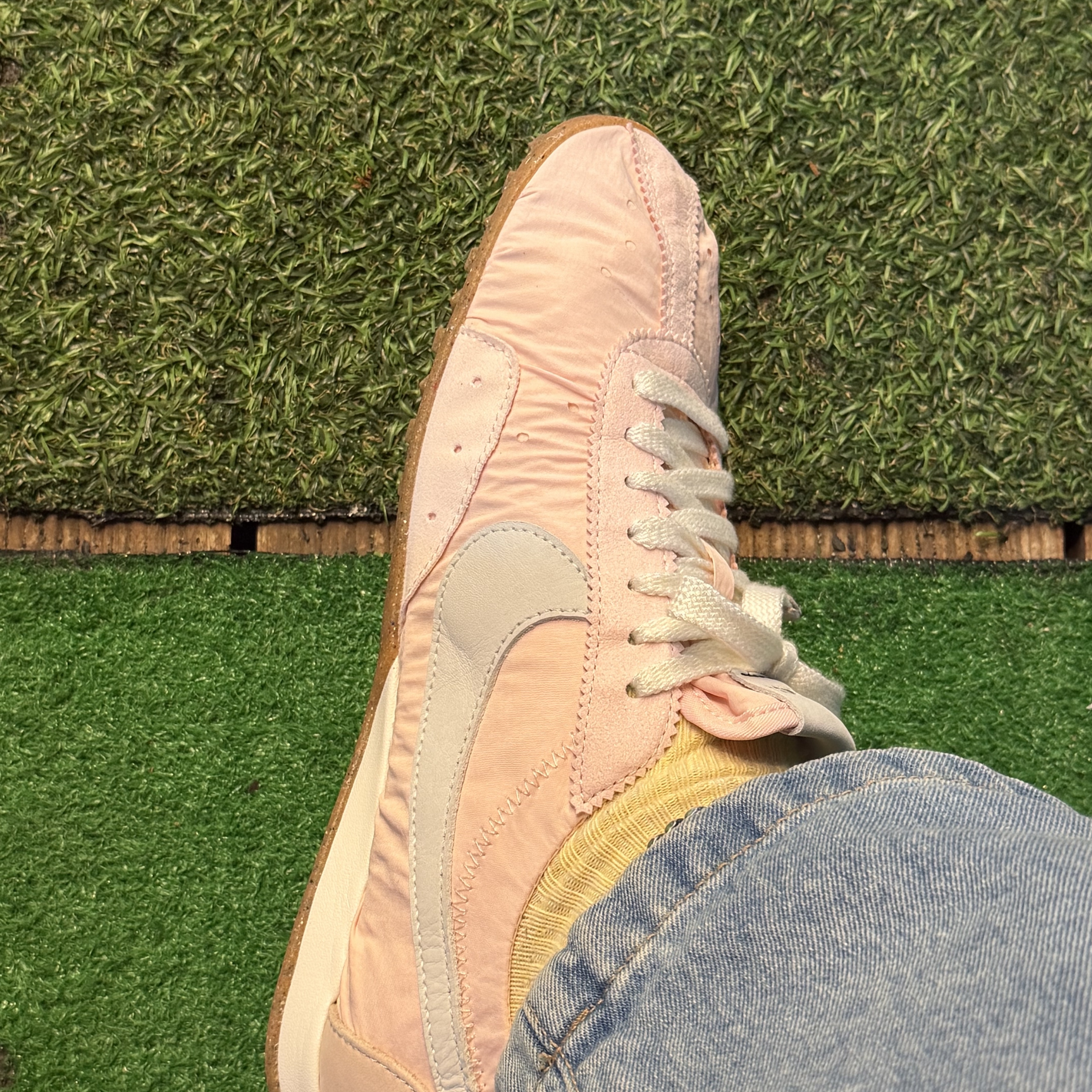 Nike x Jacquemus Moon Shoe SP Aluminum Pink Sail 착용 스타일