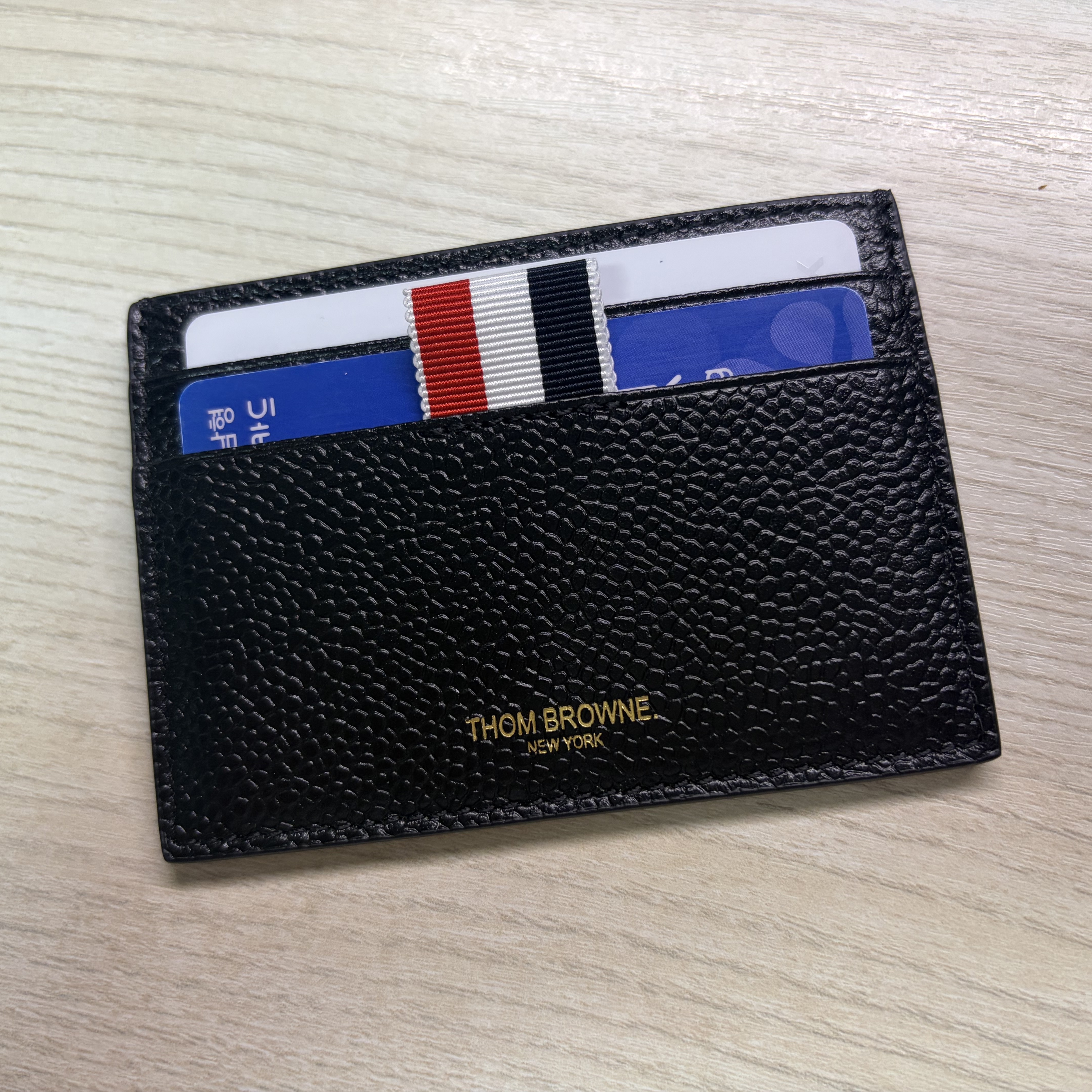 Thom Browne Pebble Grain Leather Stripe Single Card Holder Black 착용 스타일