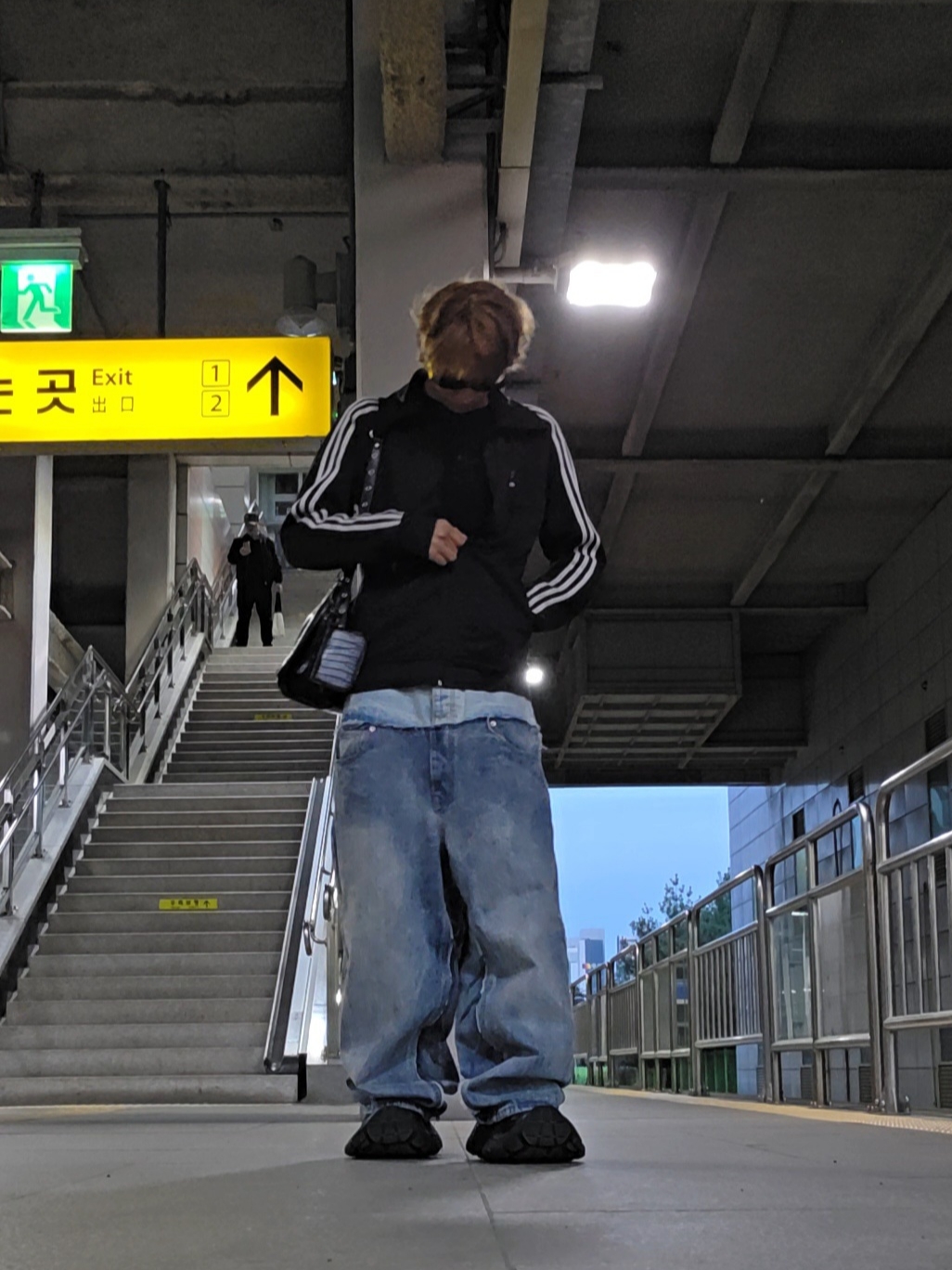 Balenciaga Up Baggy Pants Blue, Balenciaga 10XL Sneakers Black 착용 스타일 - 3
