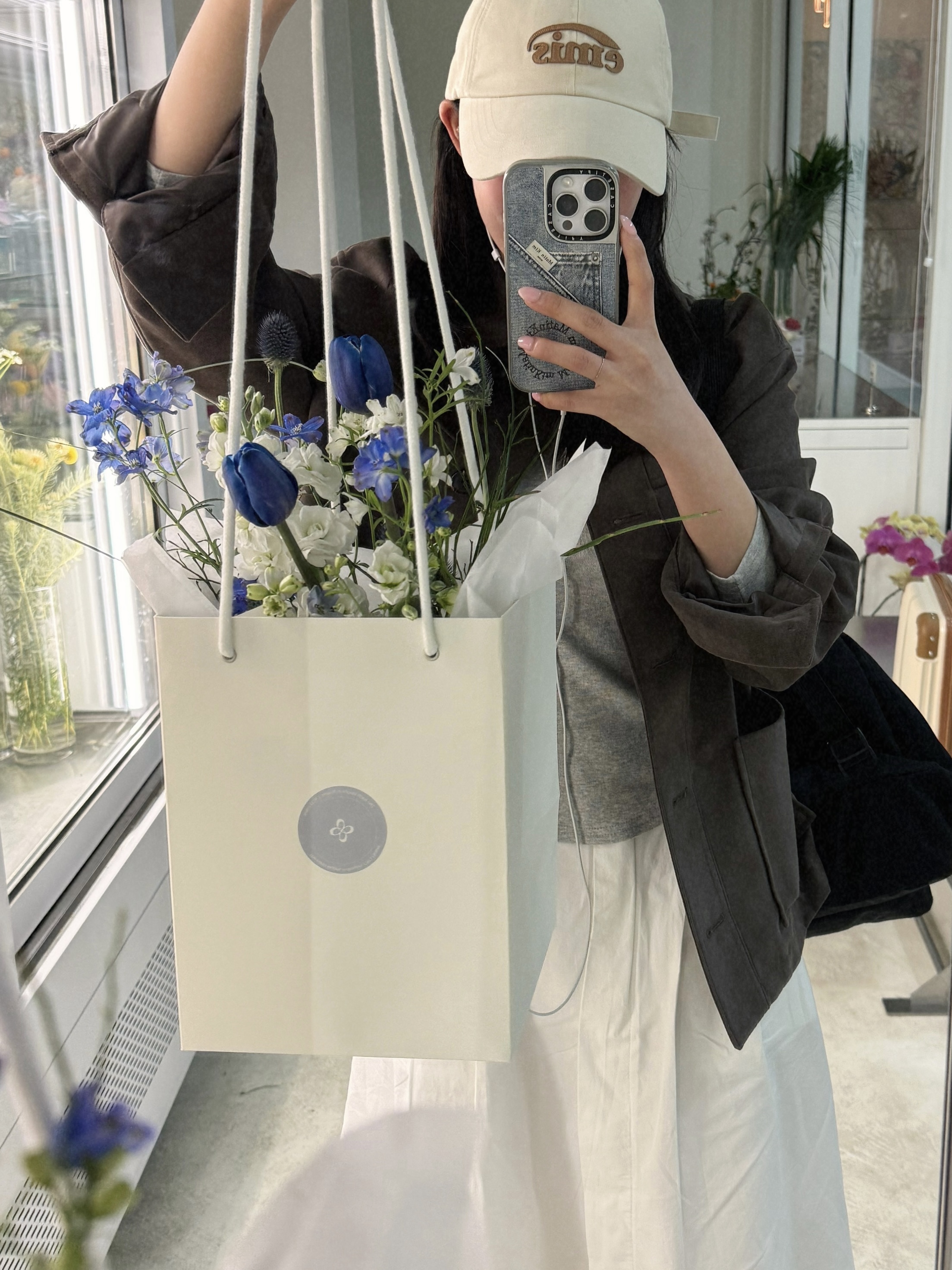 Emis Oxford Ball Cap Ivory, Casetify x Matin Kim iPhone Denim Pocket Magsafe Mirror Case Silver 착용 스타일