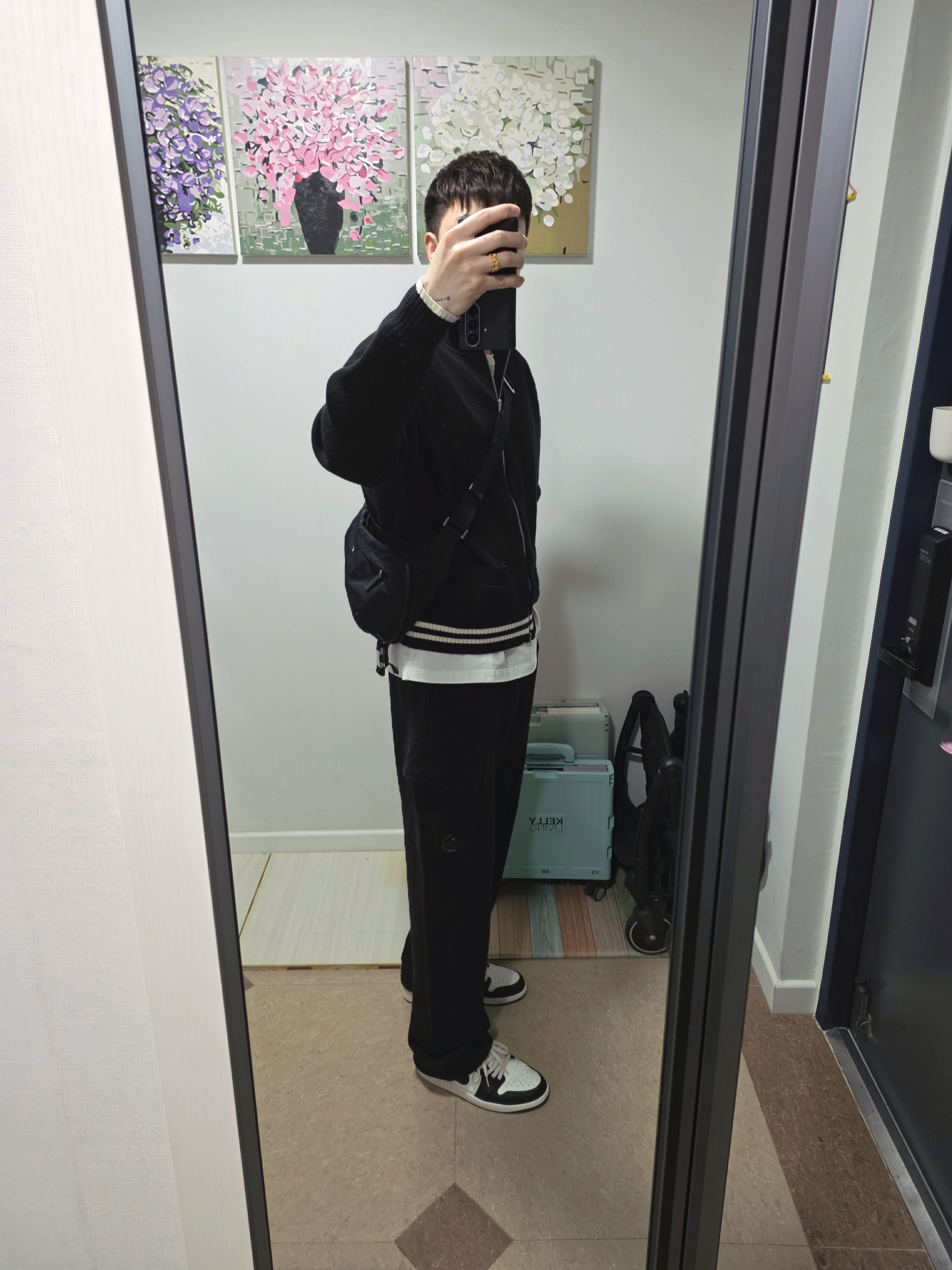 Matin Kim Spell Point Stripe Knit Cardigan Black 착용 스타일 - 1