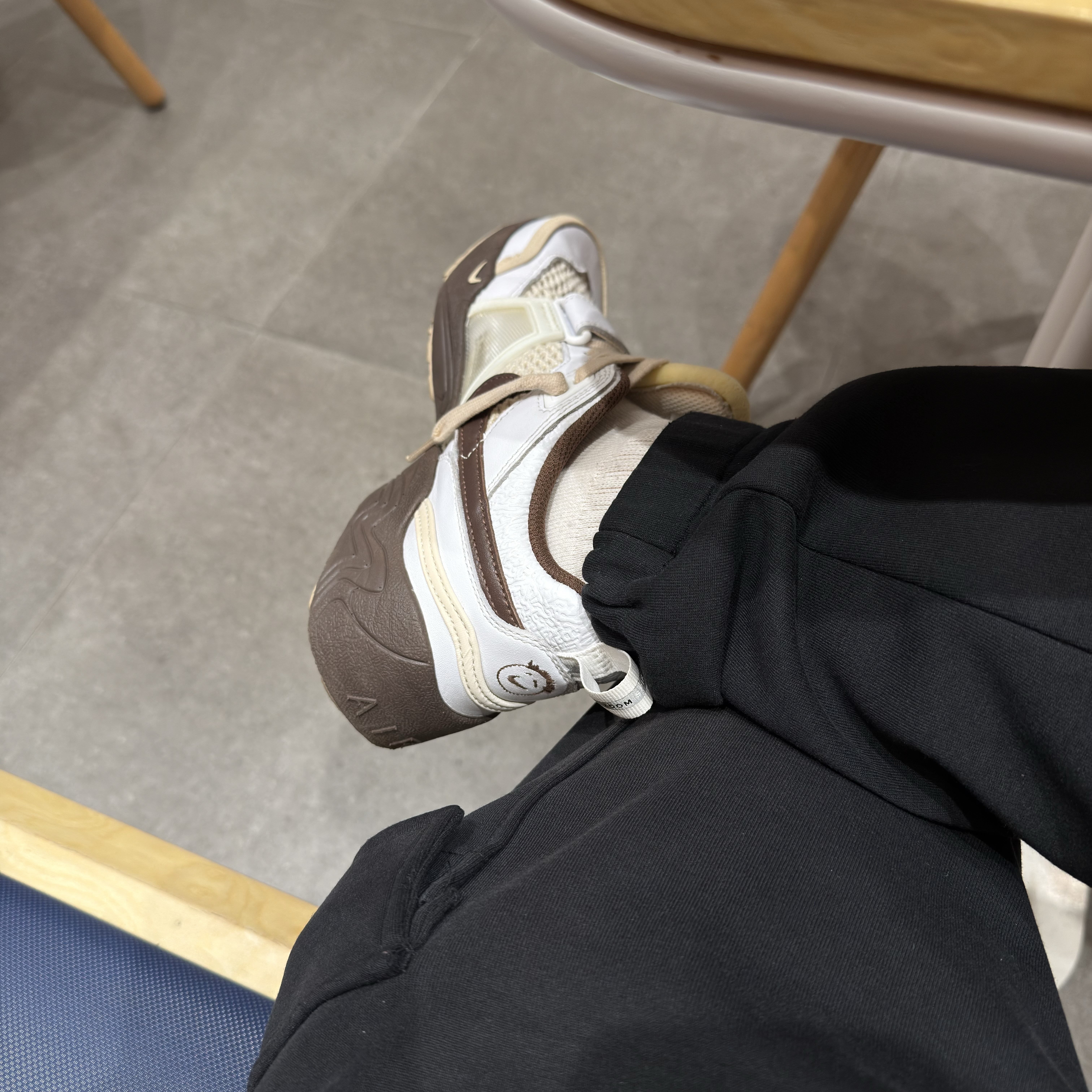 Nike x Travis Scott Zoom Field Jaxx White and Light Chocolate 착용 스타일 - 3
