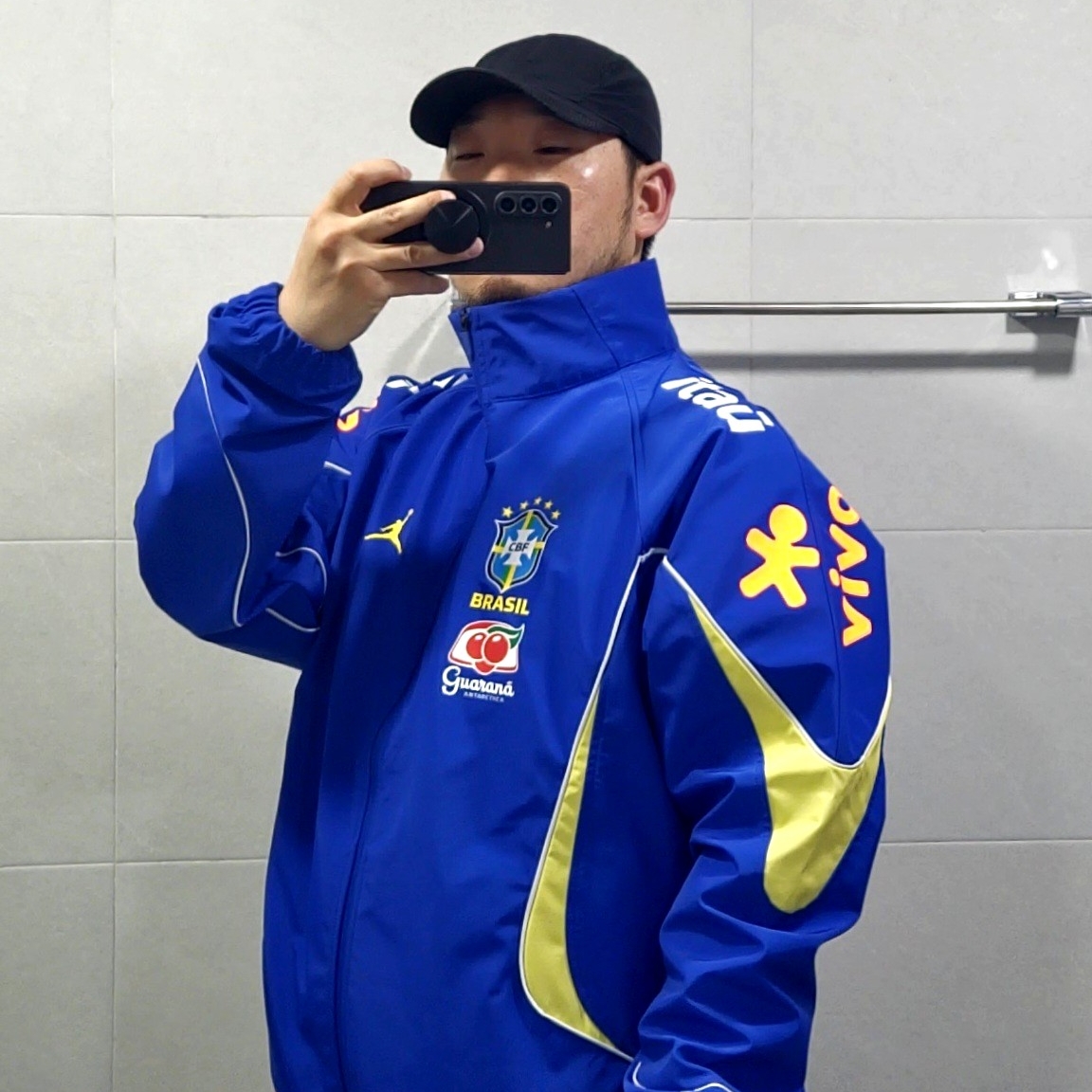 Jordan Brazil 2026 Anthem Jacket Old Royal Yellow Pulse (IF3896-417) (Non Marking Ver.) 착용 스타일 - 3