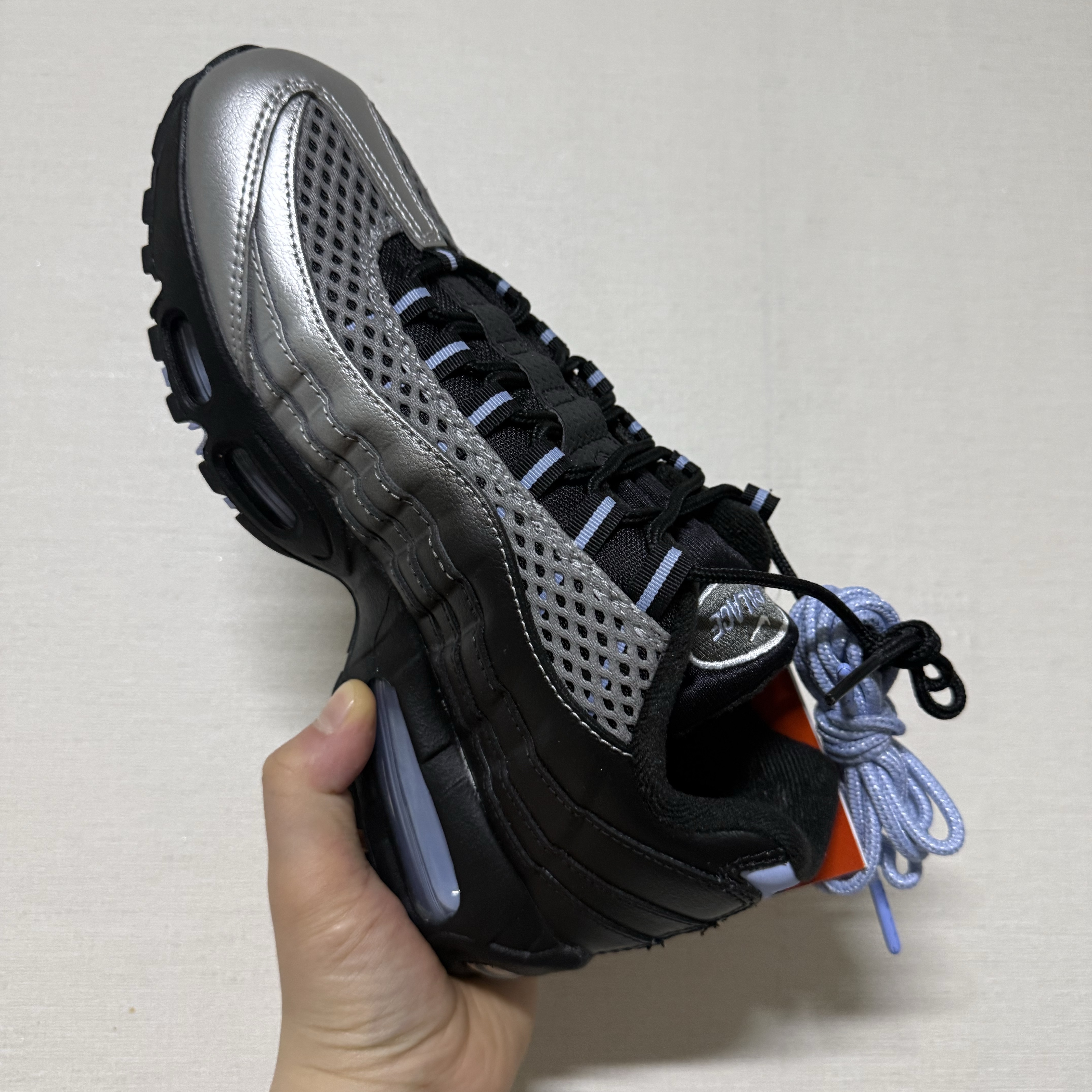 Nike x Palace Air Max 95 Metallic Silver Aluminum 착용 스타일