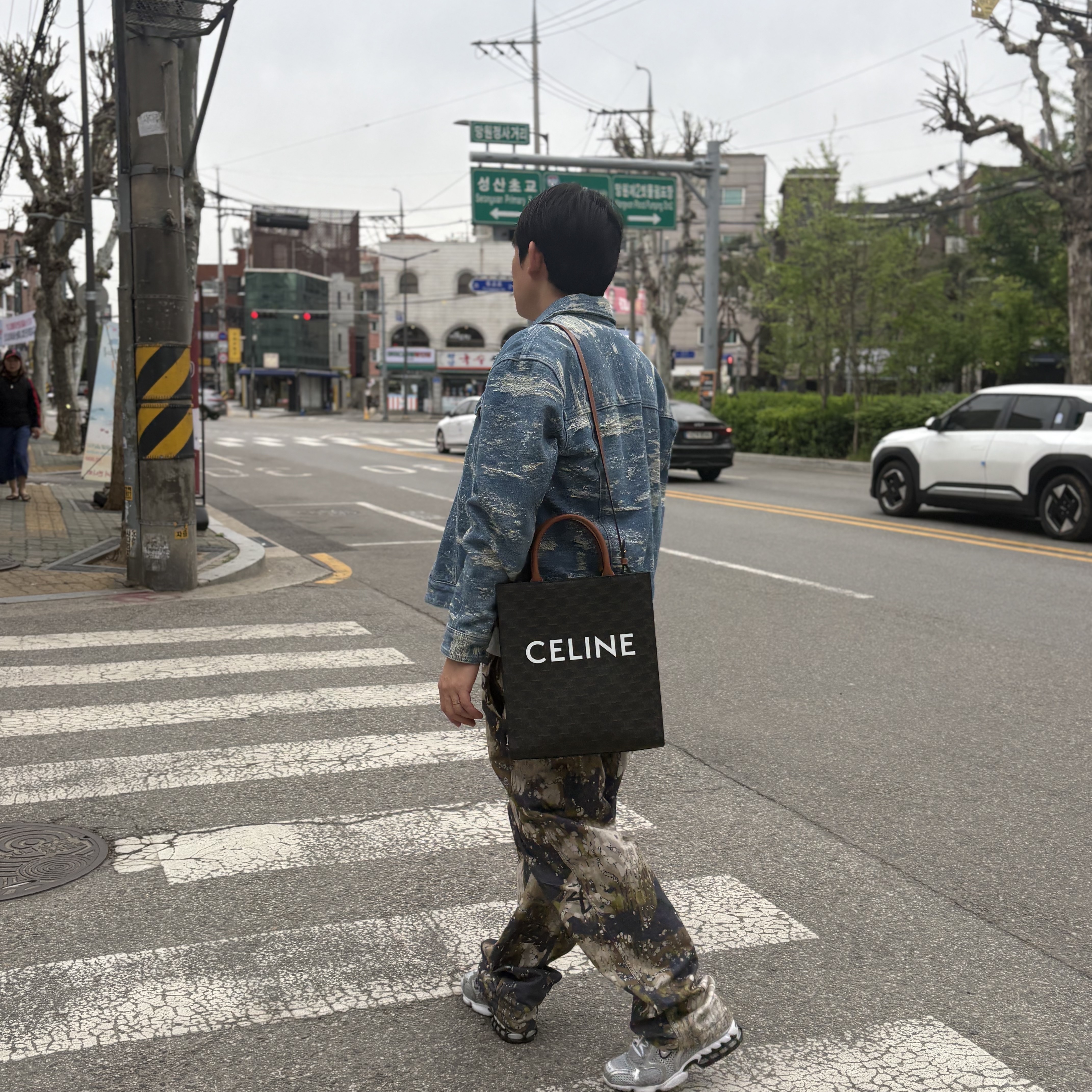 Celine Small Cabas Vertical in Triomphe Canvas Calfskin Tan, Stussy Veil Camo Beach Pants Terranea 착용 스타일