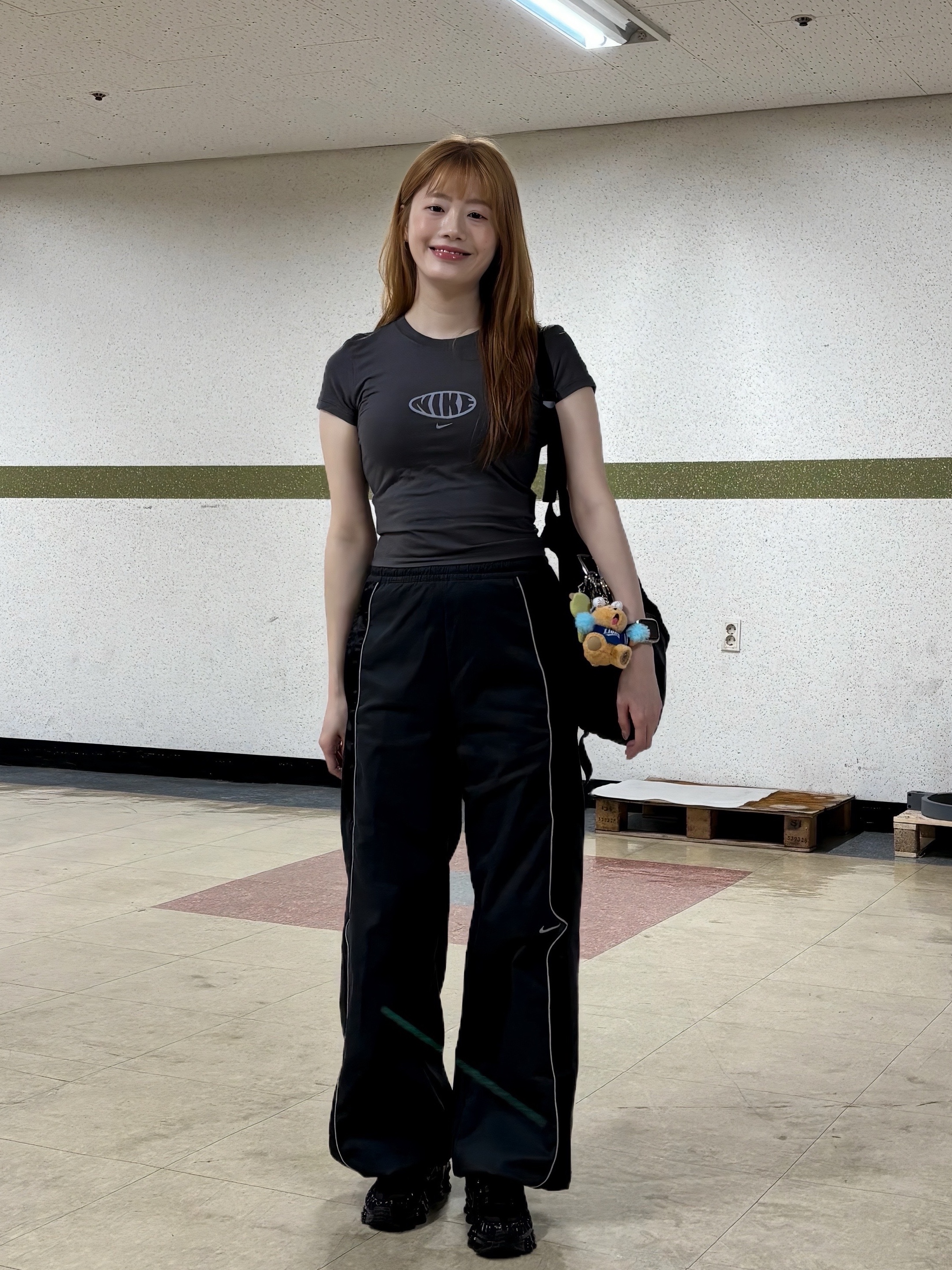 (W) Nike Shox TL Black and Max Orange, Starbucks x KBO Lions Bearista Keychain 착용 스타일 - 3