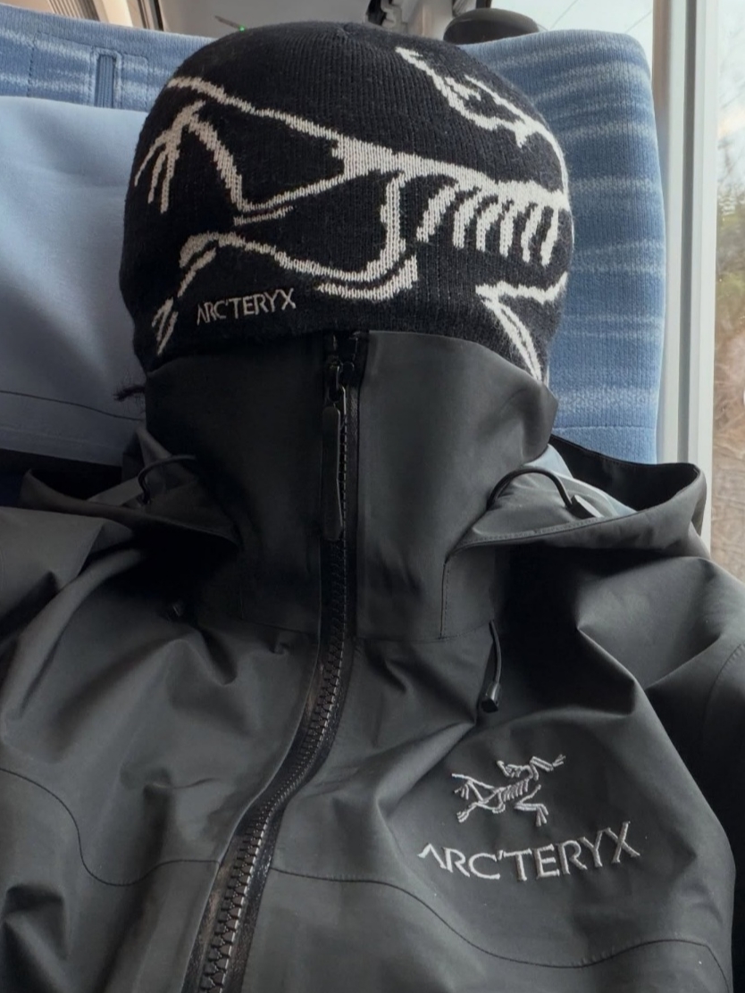 Arc'teryx Bird Head Toque Black Void, Arc'teryx Beta AR Jacket Black 착용 스타일