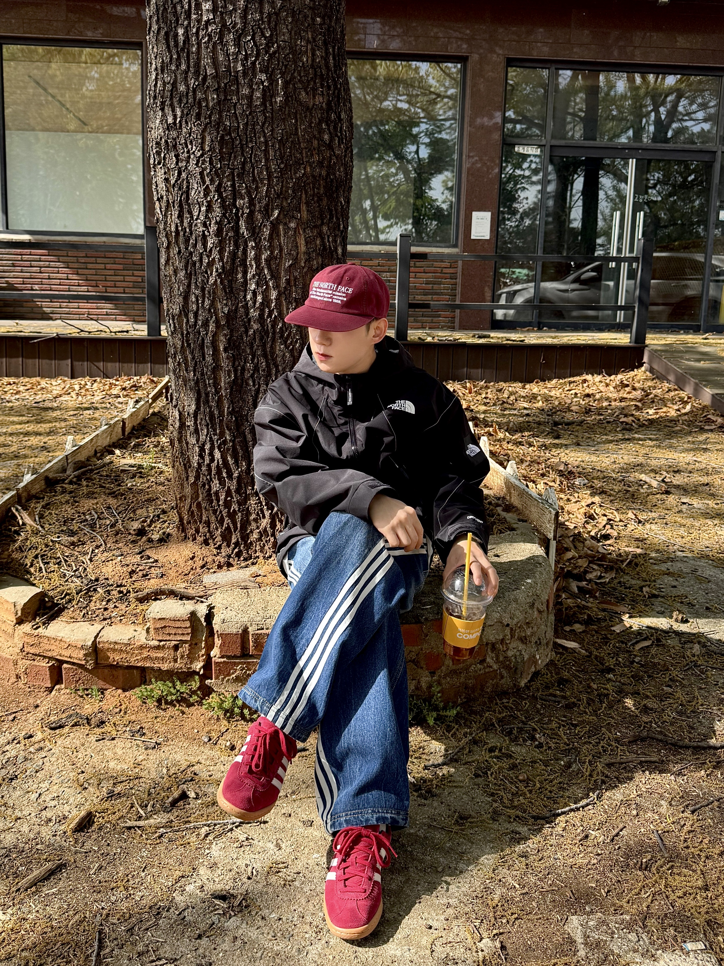 The North Face White Label Britton Jacket Black, Adidas Bermuda College Burgundy 착용 스타일 - 1