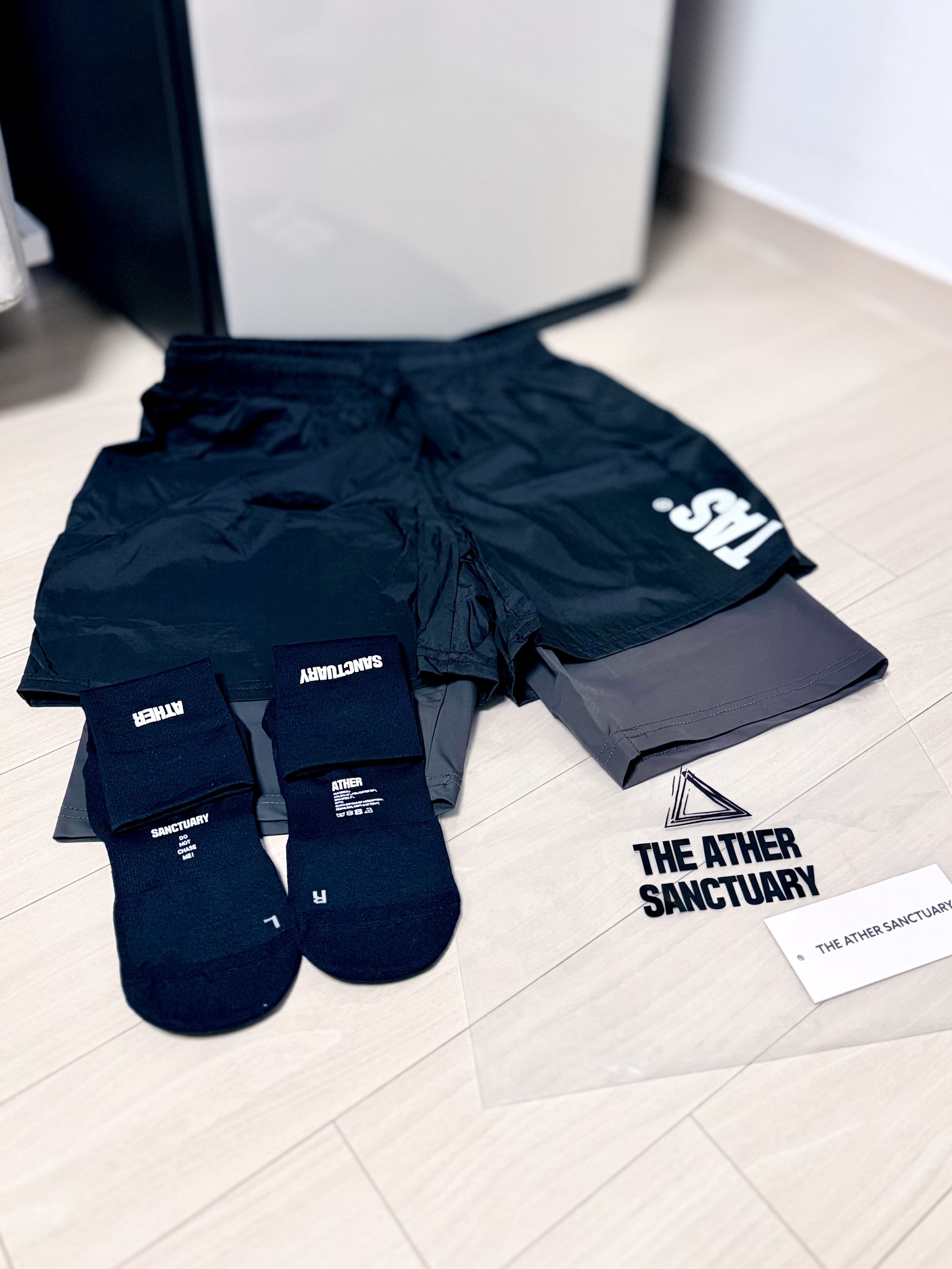 THE ATHER SANCTUARY Ether Nylon Socks Black 착용 스타일