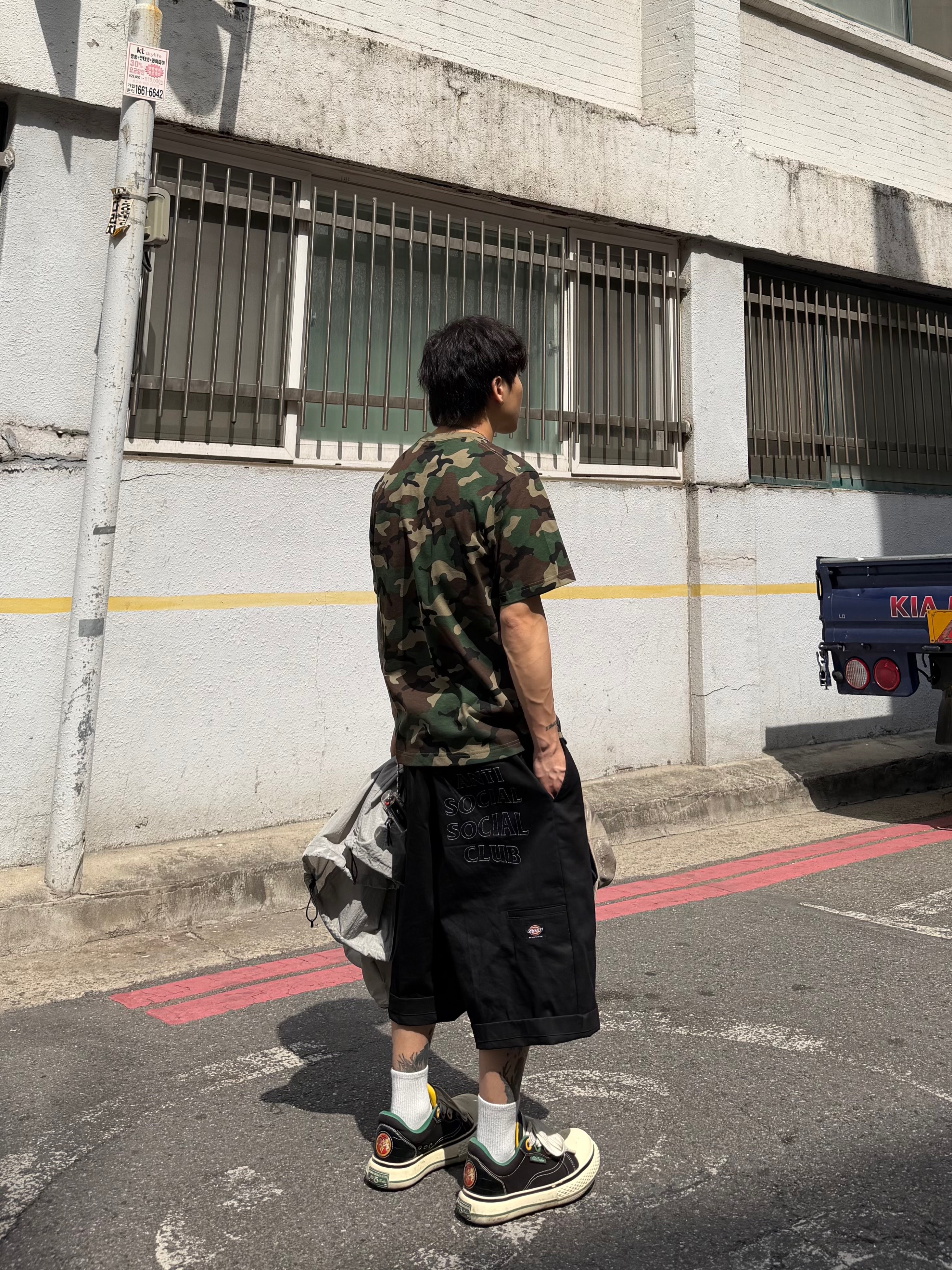 Anti Social Social Club x Dickies Work Shorts Black, Old Order Big Head Canvas Black 착용 스타일 - 6