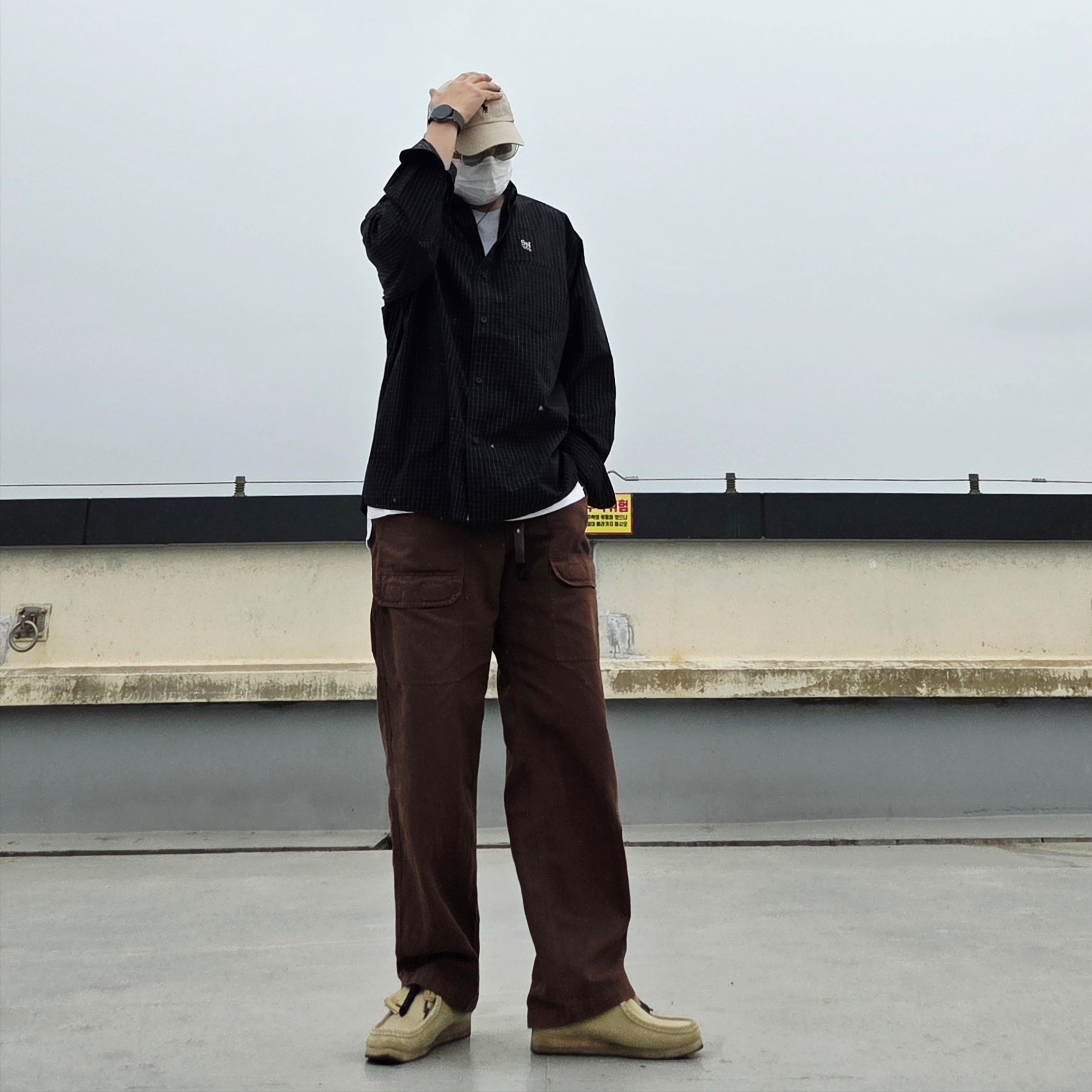 GU x Undercover Broad Check Shirt Black, Clarks Wallabee Maple Suede 착용 스타일 - 4