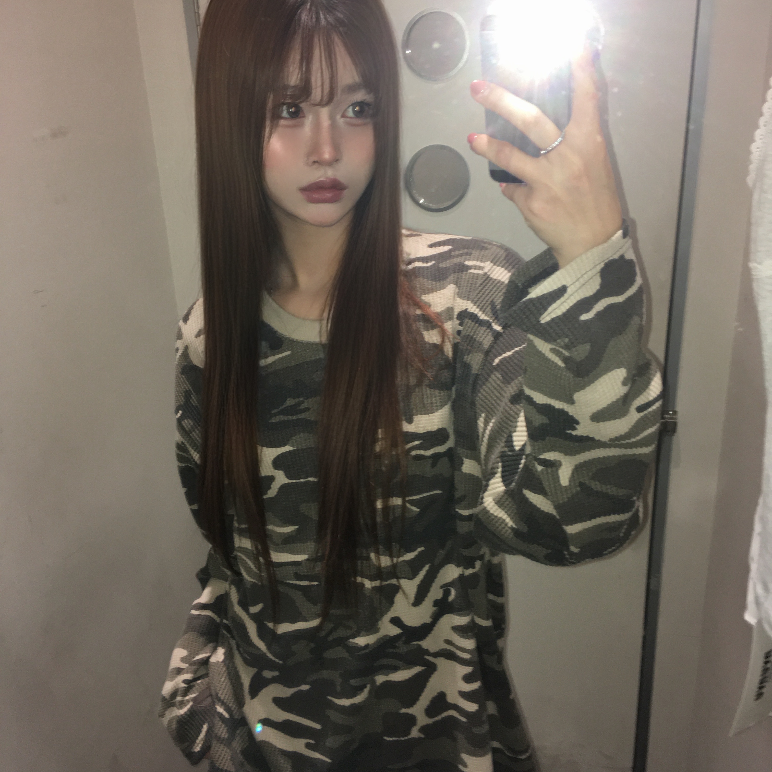 SLOW RECORD HOUSE Fingerhole Crop Long Sleeve Camo Beige 착용 스타일 - 2