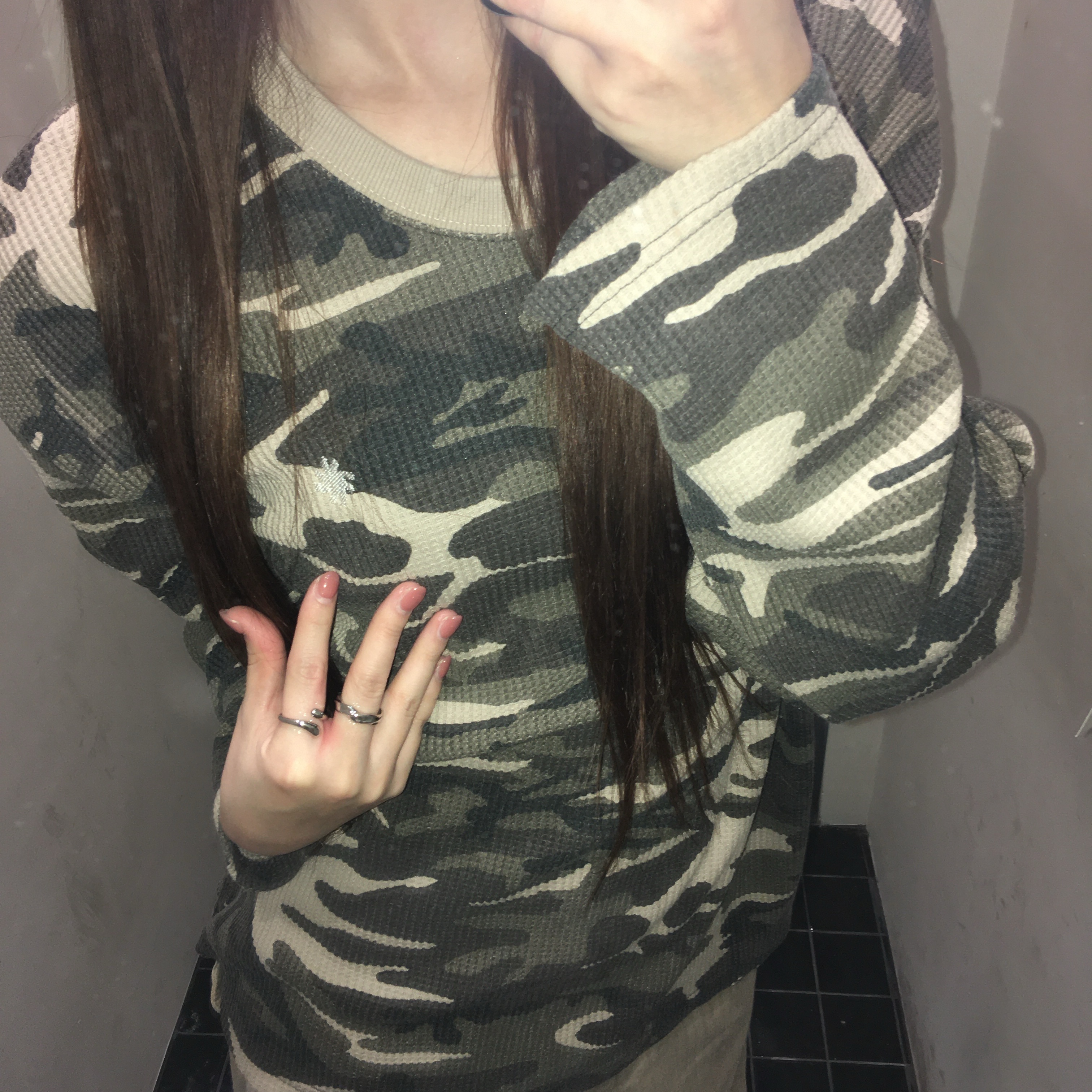 SLOW RECORD HOUSE Fingerhole Crop Long Sleeve Camo Beige 착용 스타일 - 3