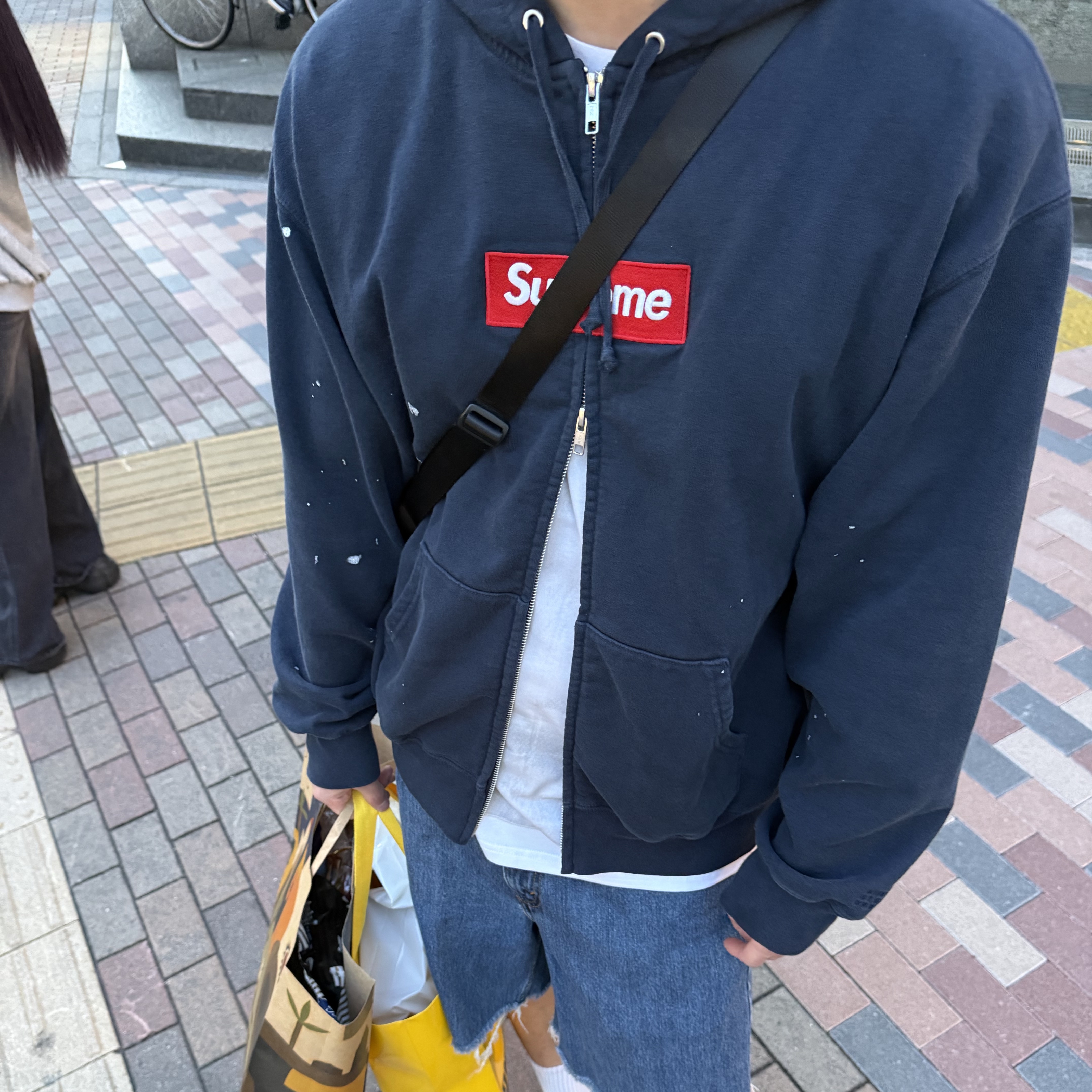 Supreme x MM6 Maison Margiela Box Logo Zip Up Hooded Sweatshirt Navy - 26SS, Supreme x MM6 Maison Margiela Box Logo T-Shirt White - 24SS 착용 스타일 - 1