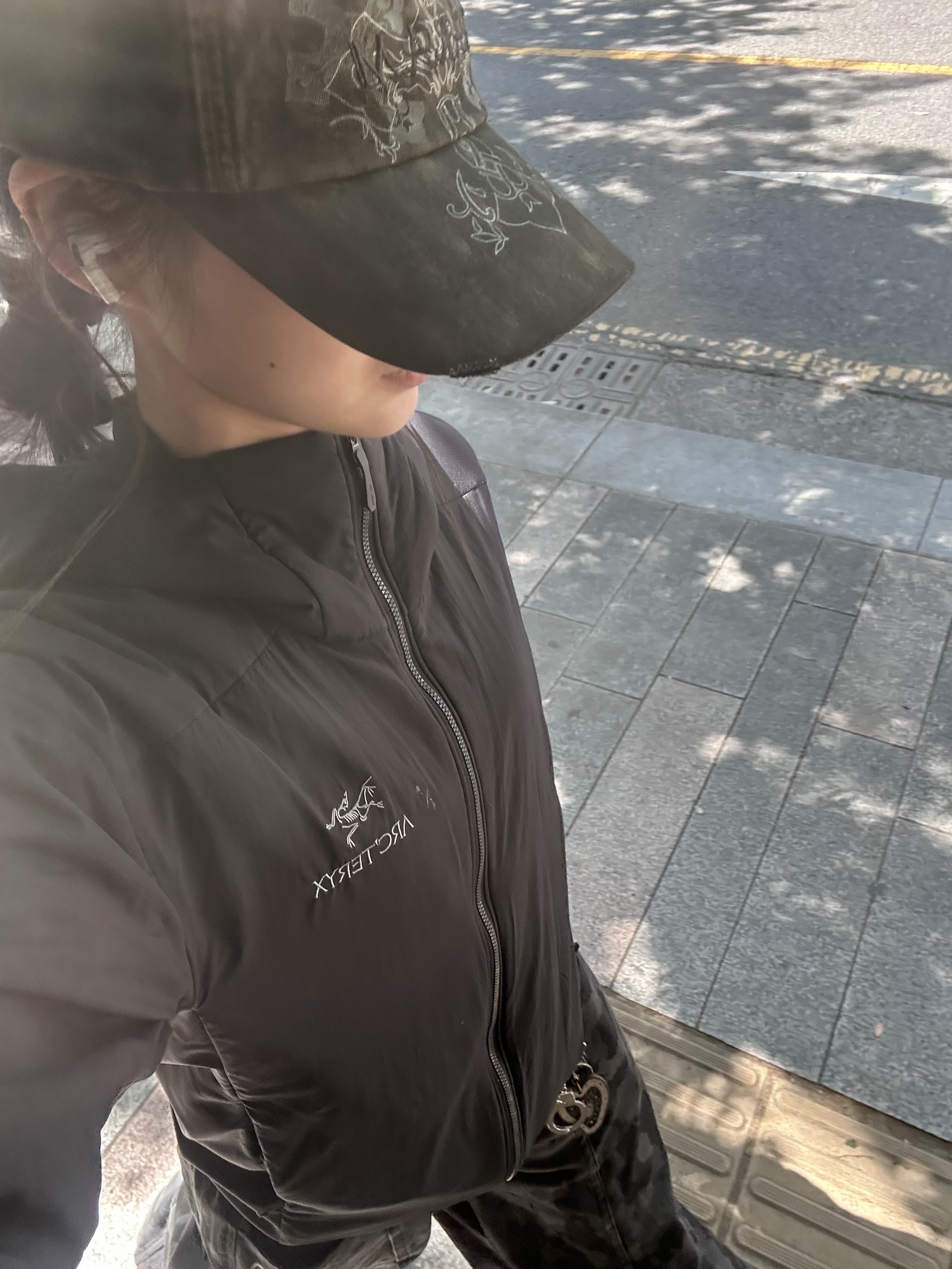 Arc'teryx Atom Hoody Black, Say Touche Liquified Persian Keyring Burgundy 착용 스타일