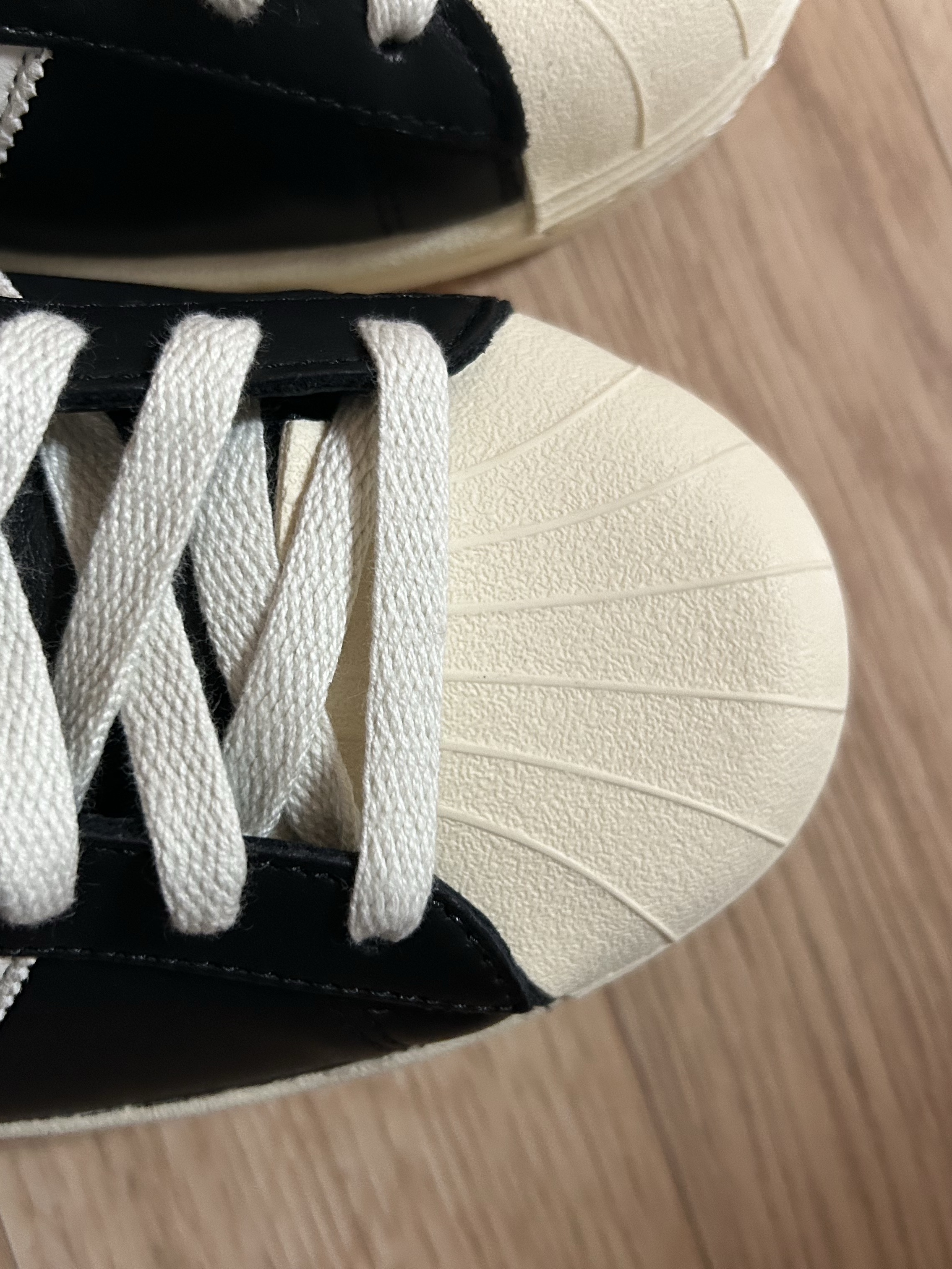 Adidas Superstar Vintage Core Black Core White 착용 스타일