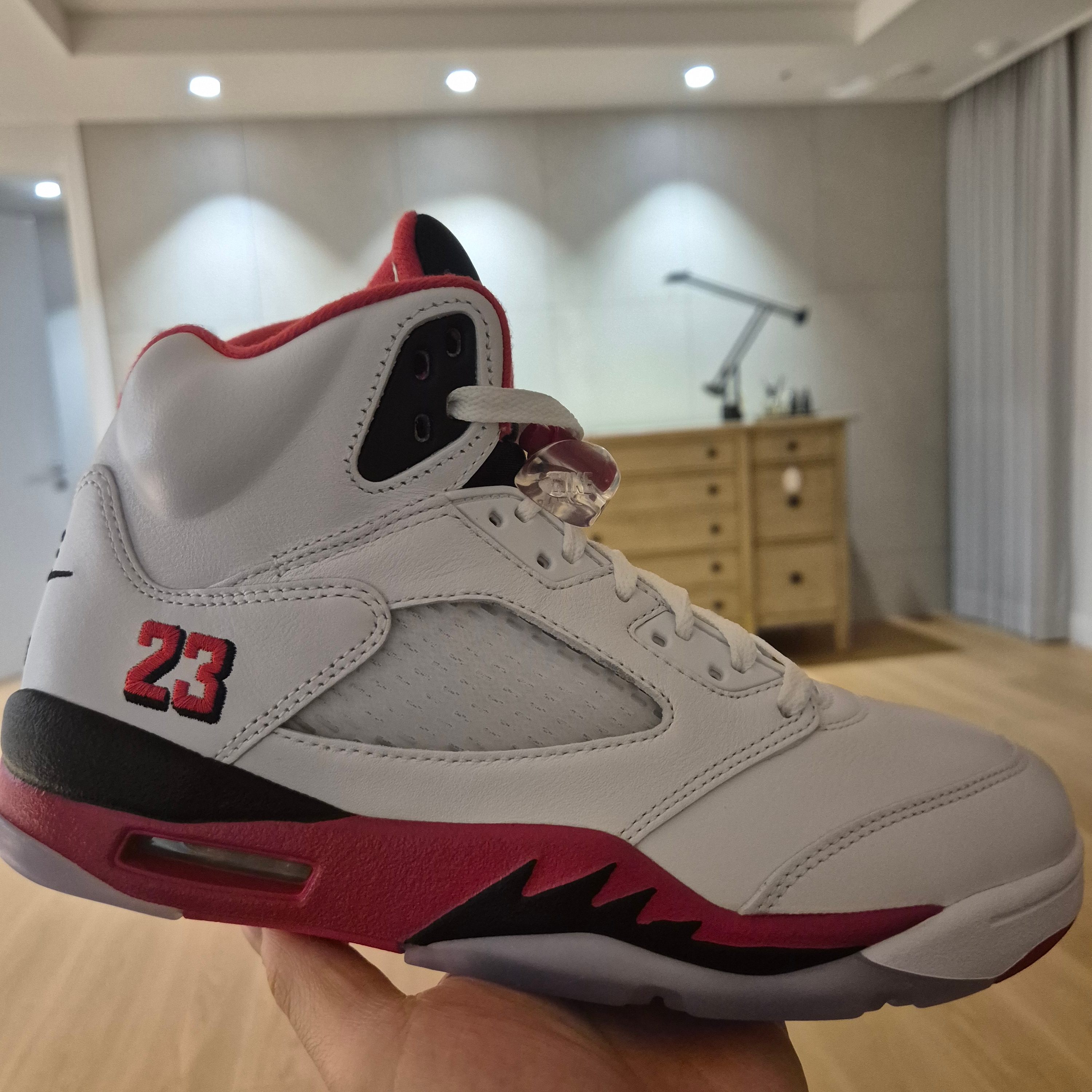 Jordan 5 Retro Fire Red Black Tongue 2025 착용 스타일