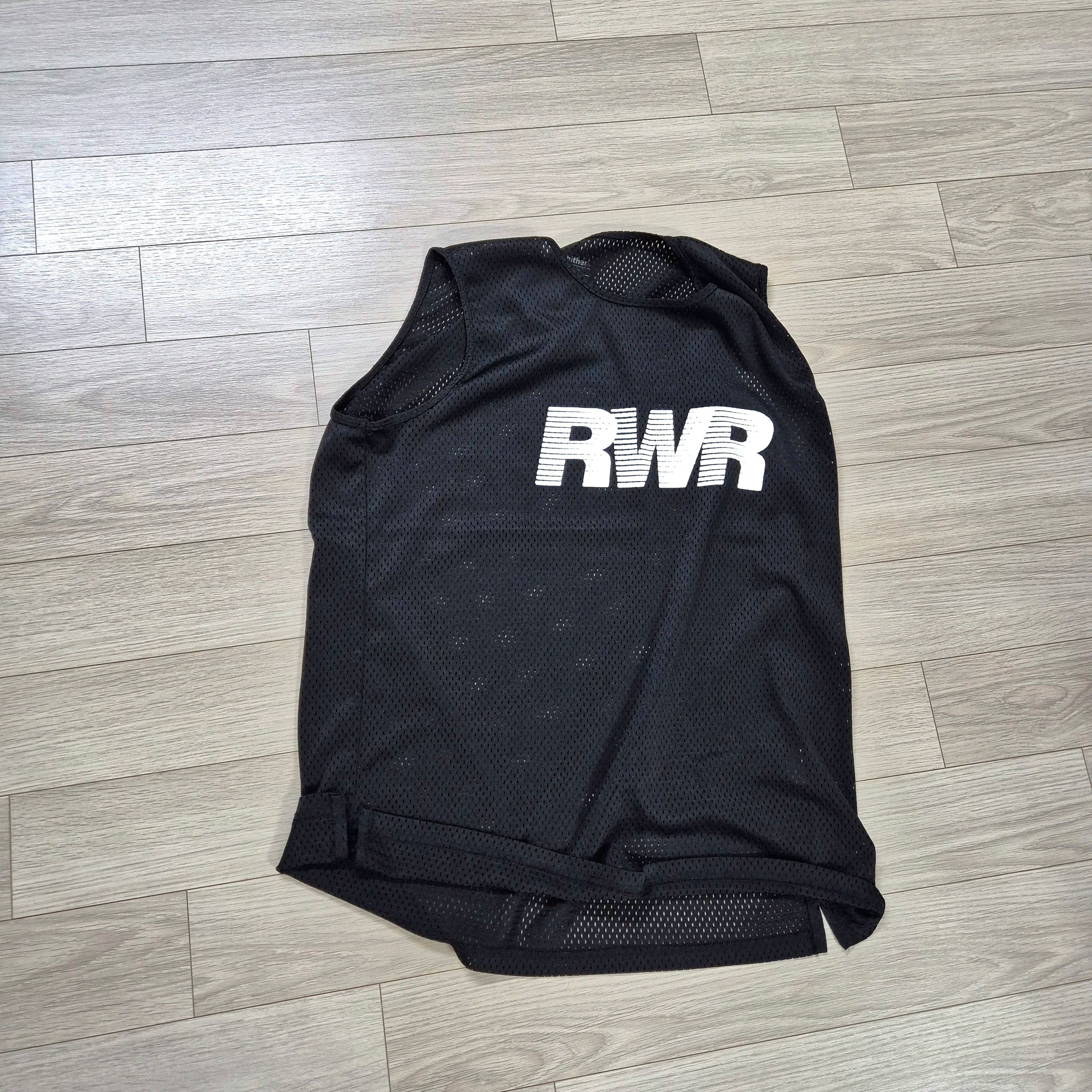 [KREAM 단독] runwhither Singlet Black 착용 스타일 - 2