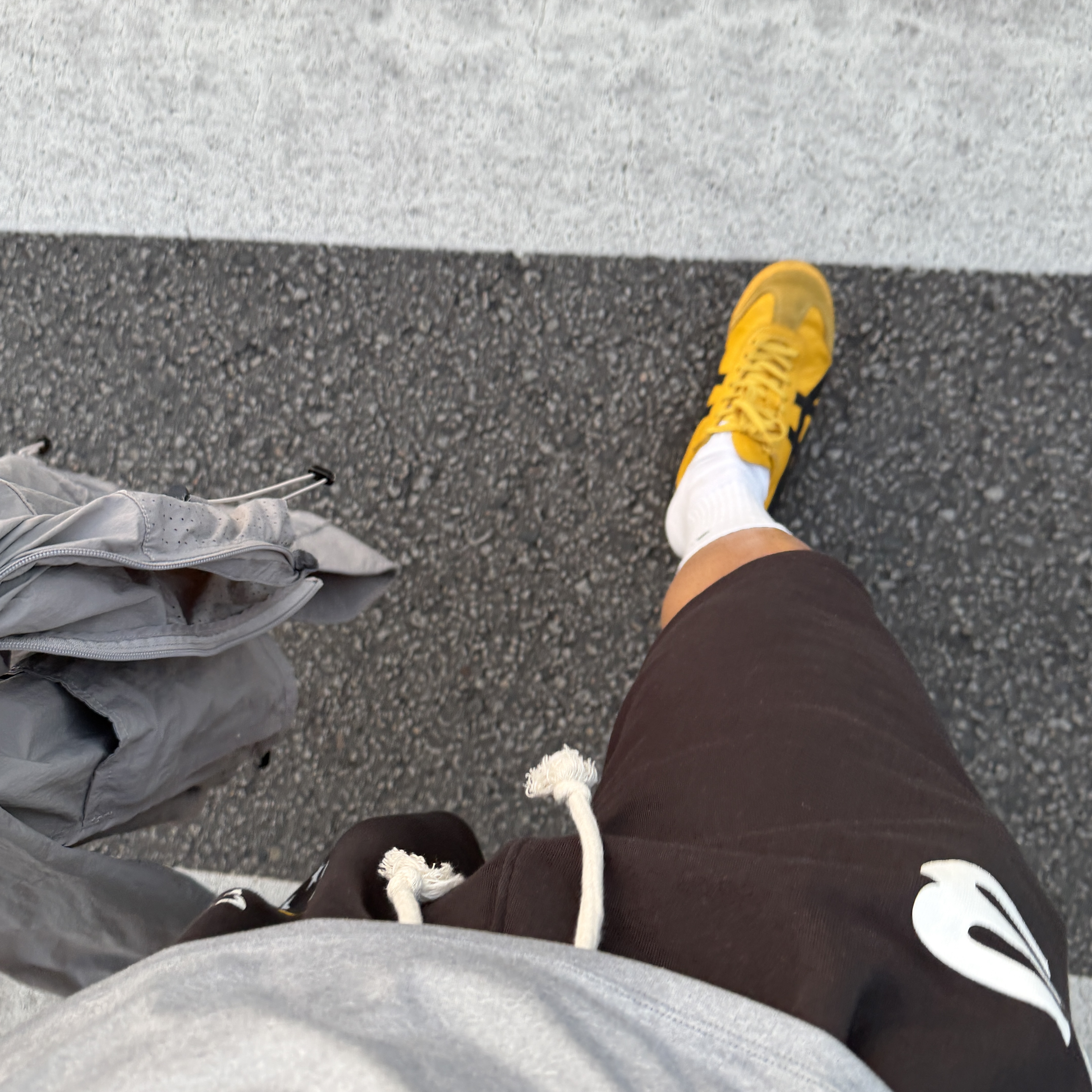 AMOU Horse One Tuck Bermuda Pants Black, Onitsuka Tiger Mexico 66 Yellow Black 착용 스타일 - 2