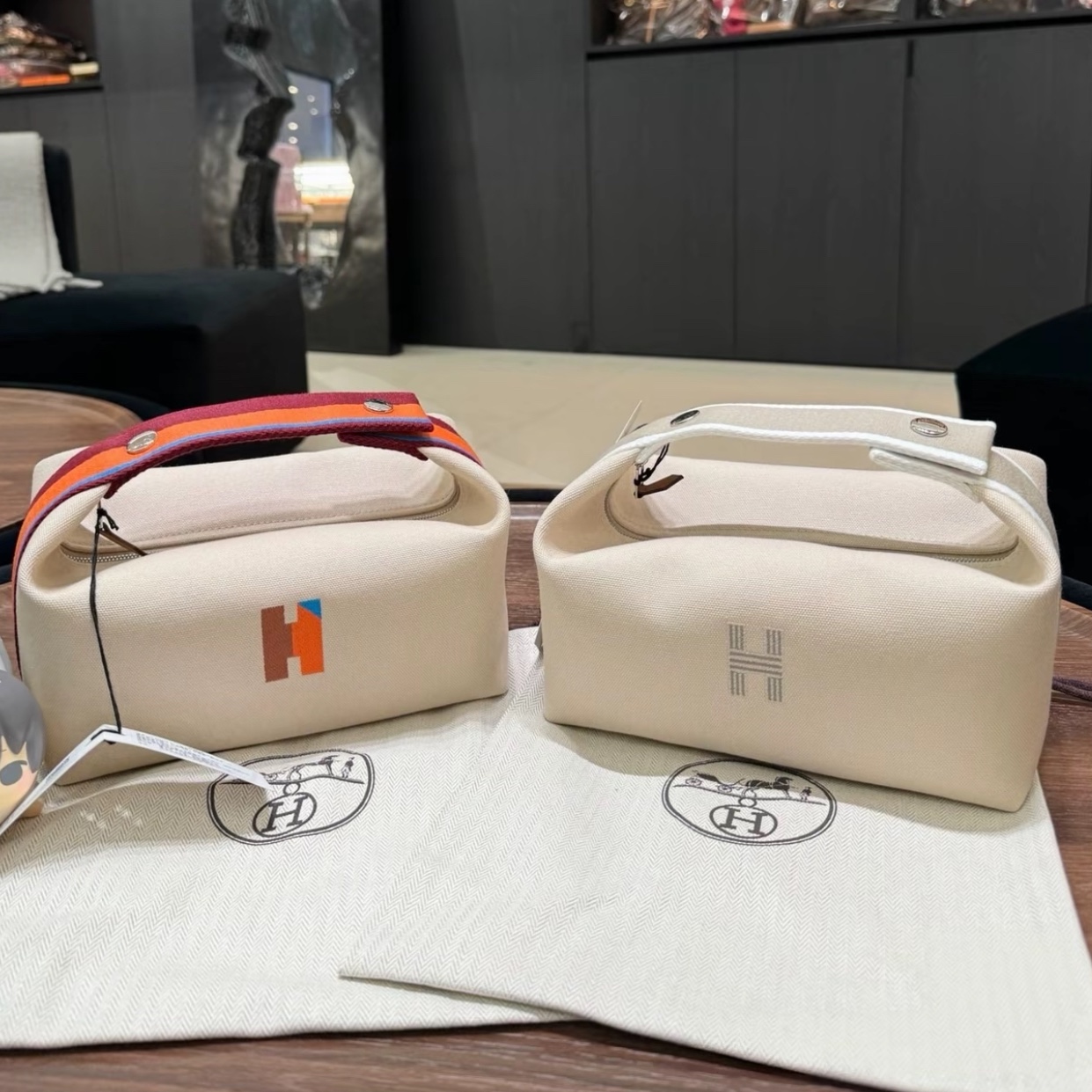 Hermes Small Bride-A-Brac H Pavillon case Canvas & Naturel 착용 스타일
