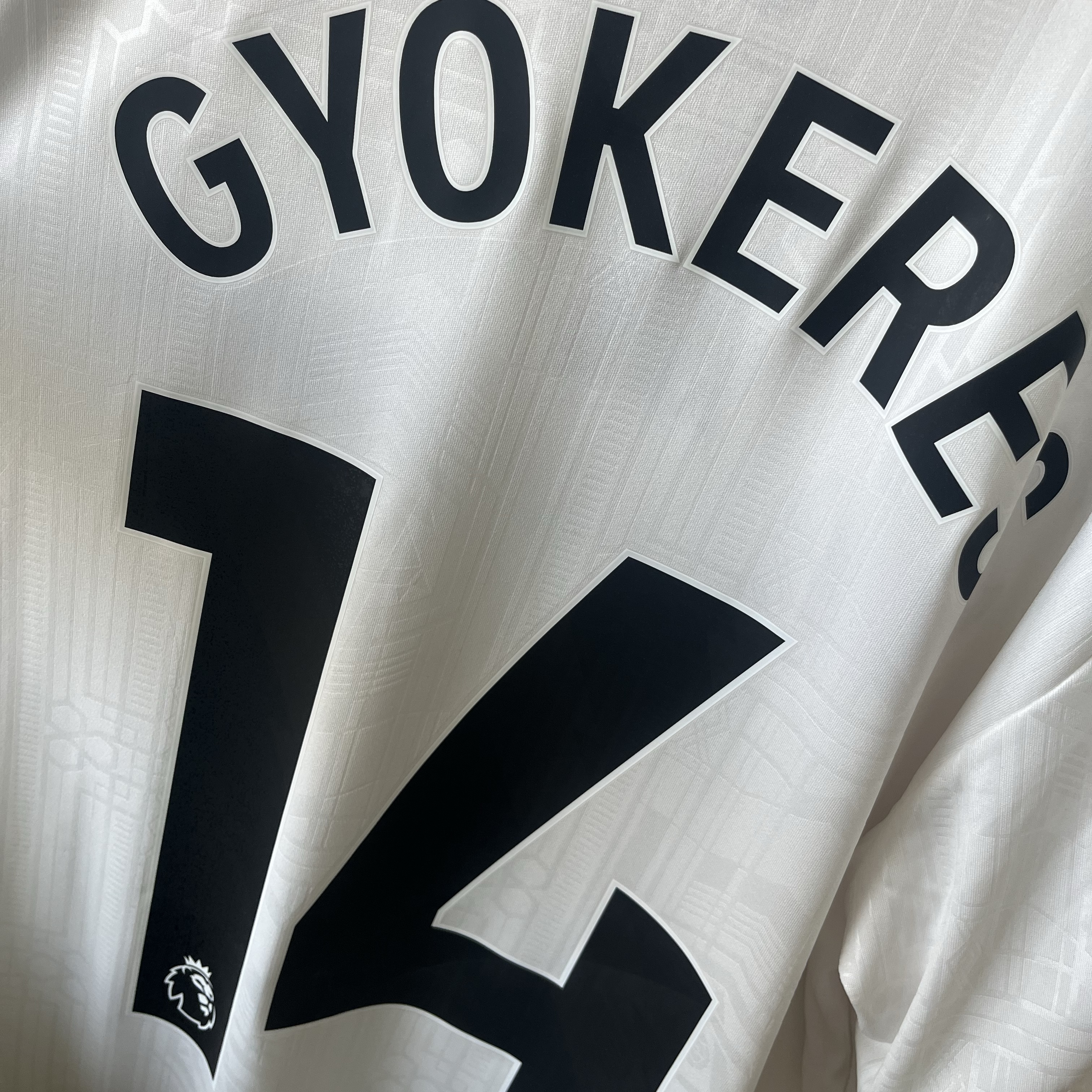 Adidas Arsenal 2025/26 3rd Jersey Cloud White Team Coll Burgundy 2 - KR Sizing (Non Marking Ver.) 착용 스타일 - 2