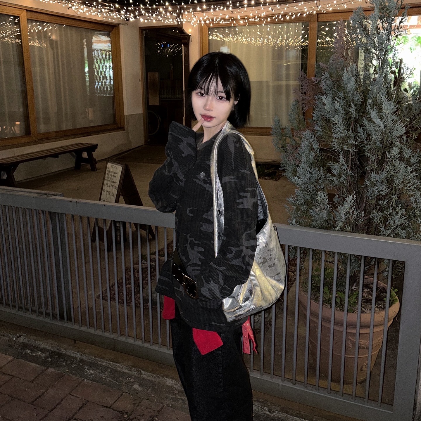 SLOW RECORD HOUSE Fingerhole Crop Long Sleeve Camo Charcoal 착용 스타일 - 2