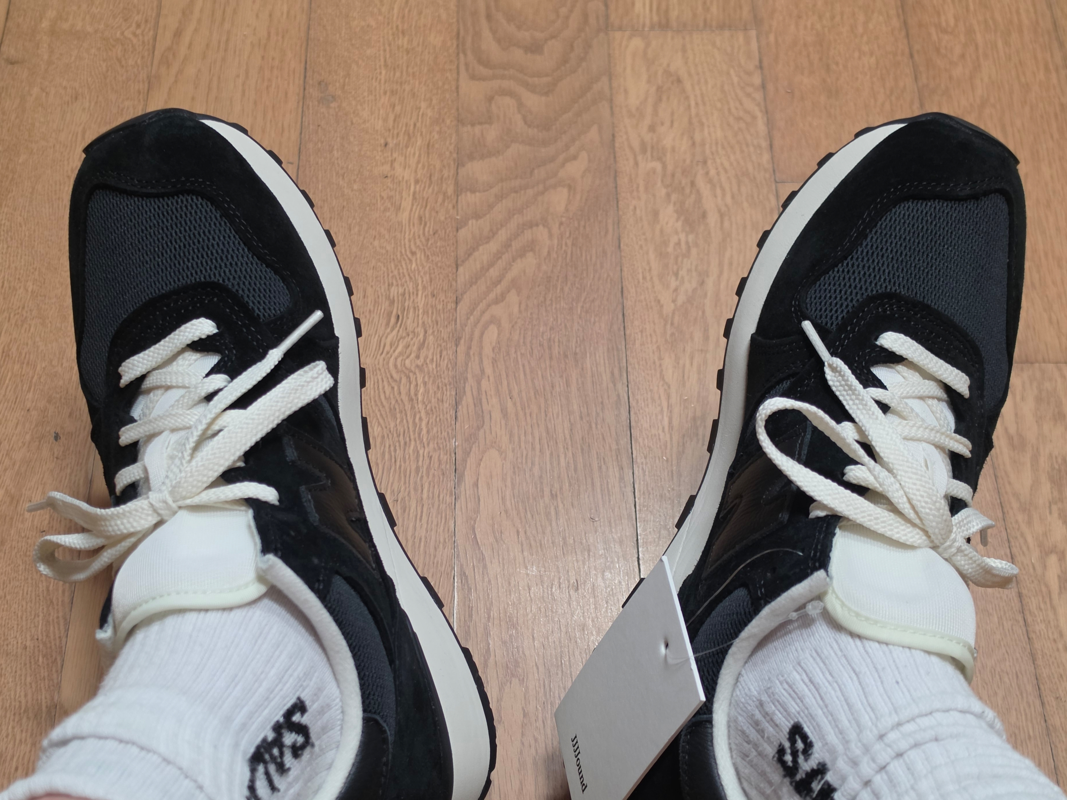 New Balance x JJJJound 475 Black White 착용 스타일 - 3