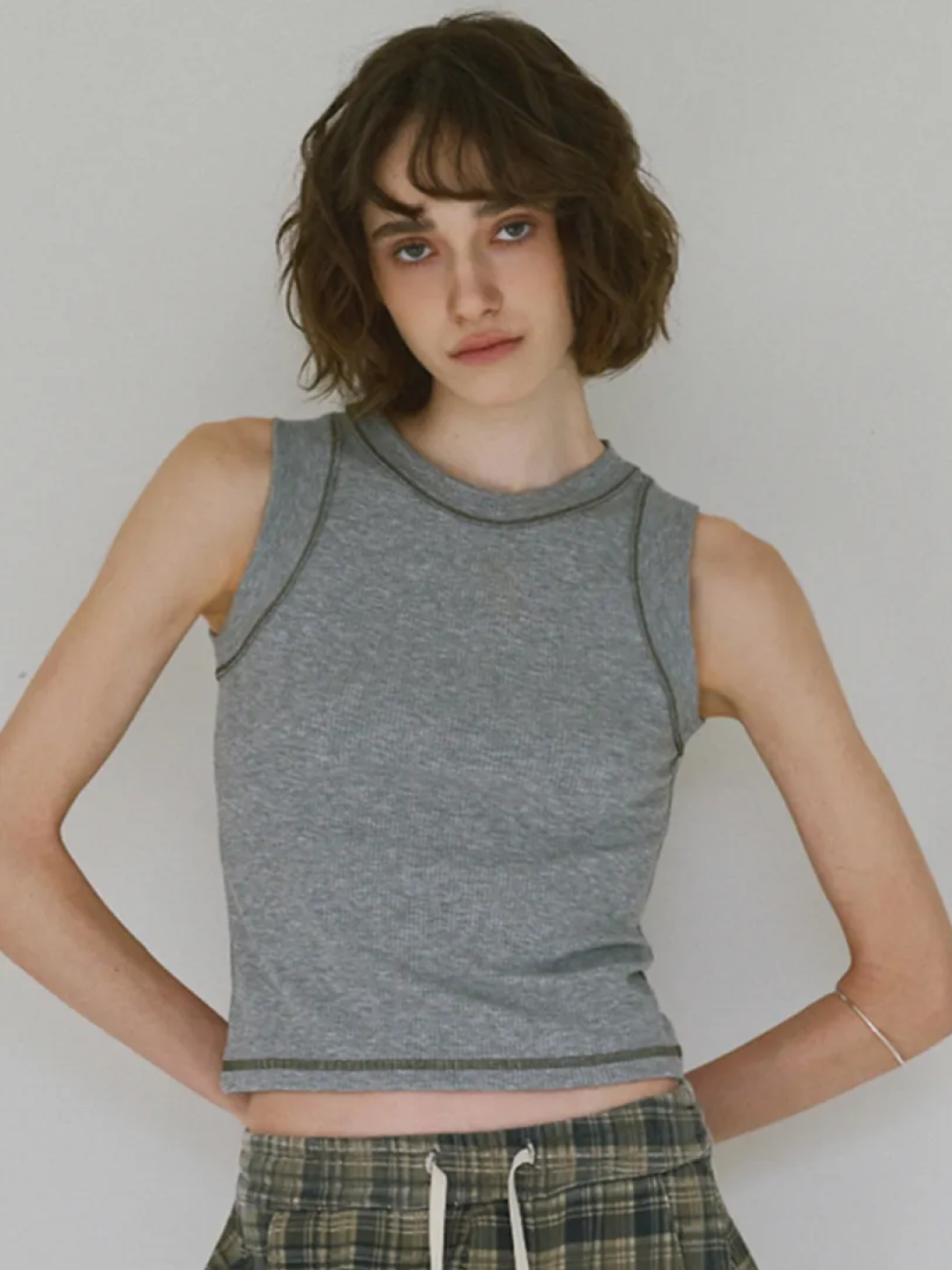 MILLO WOMEN Button Damage Knit Top Ecru, MILLO WOMEN Vintage Pendant T-Shirts Ivory 착용 스타일 - 3