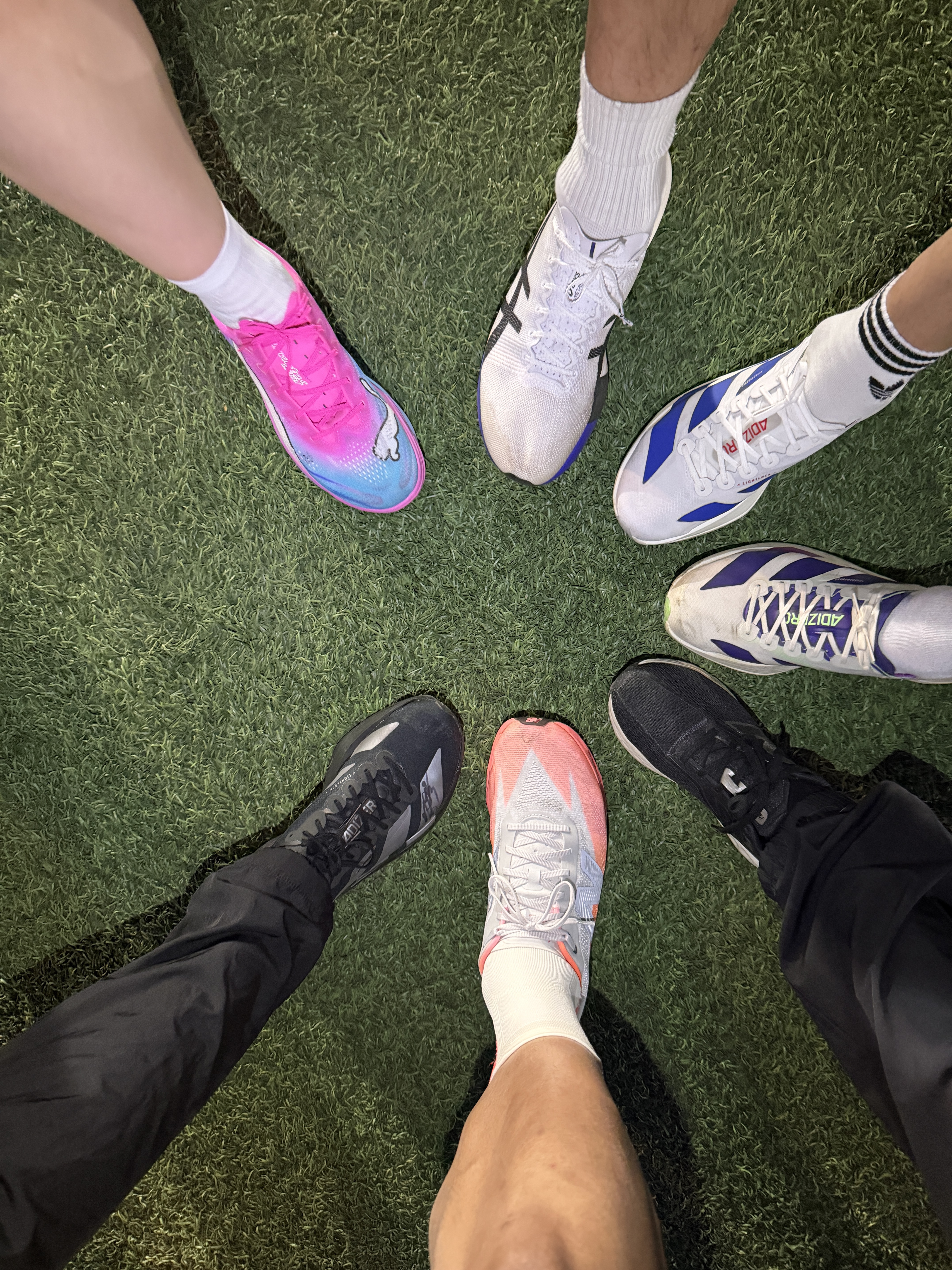 Adidas Adizero Adios Pro 4 Silver Metallic Lucid Red, New Balance TCS NYC Marathon FuelCell SC Elite v5 Grapefruit Grey Matter - D Standard 착용 스타일 - 2