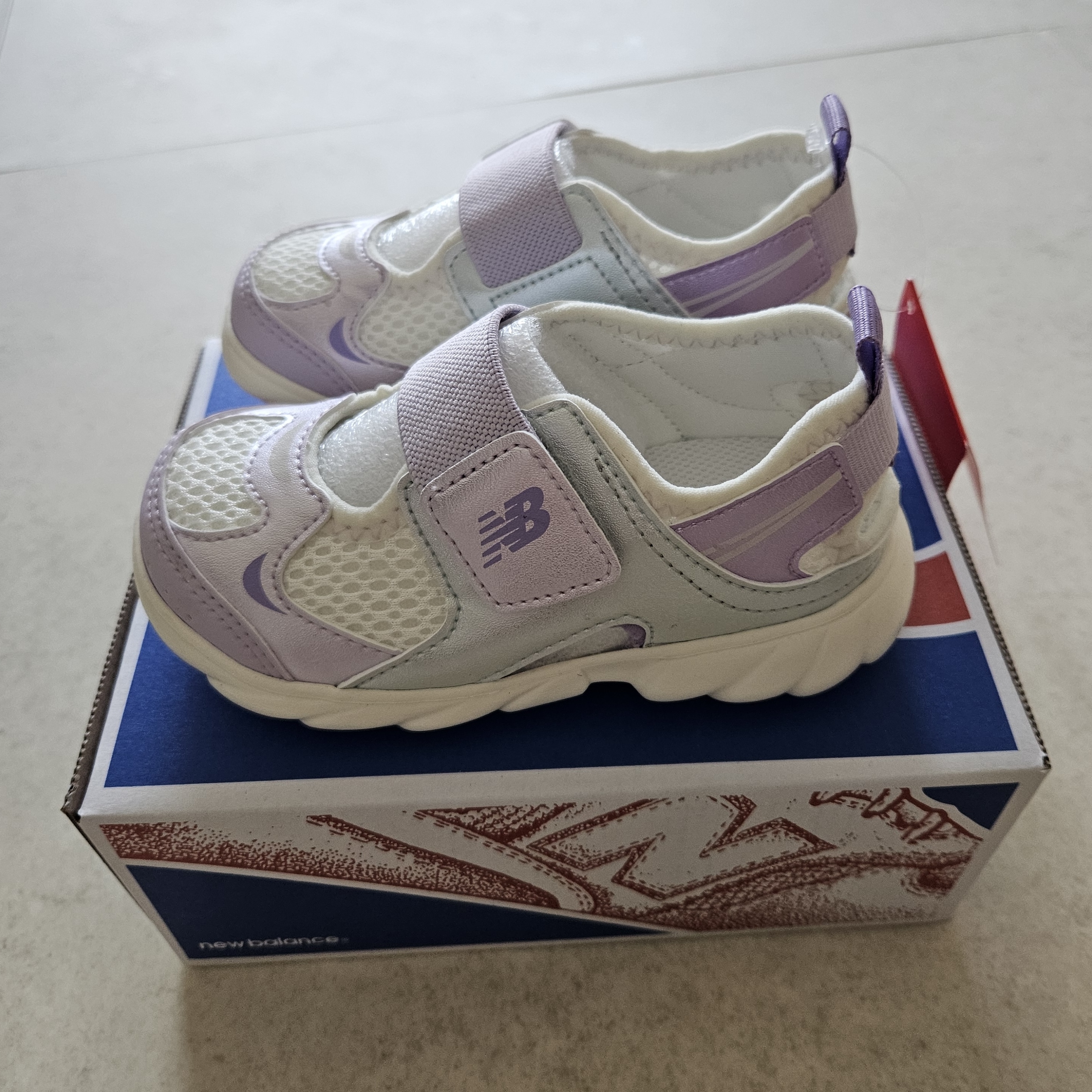 (TD) New Balance Freedle 920 Sandal Glow Violet 착용 스타일 - 3