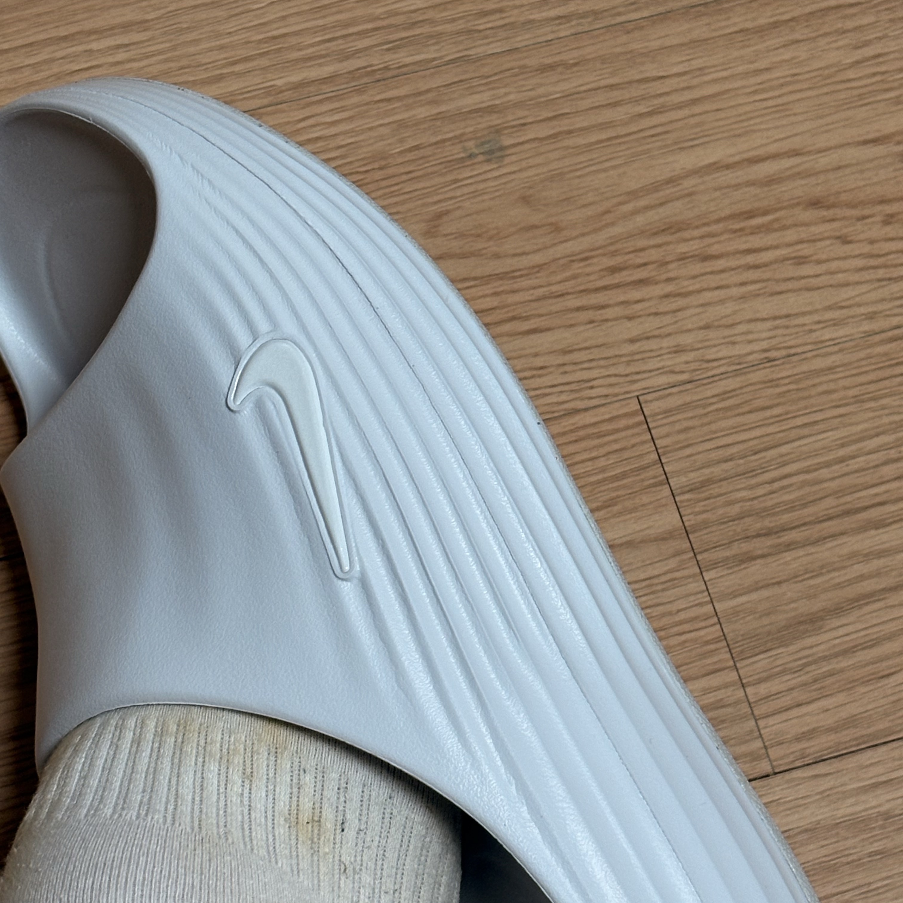 Nike ReactX Rejuven8 Slide Summit White 착용 스타일 - 1