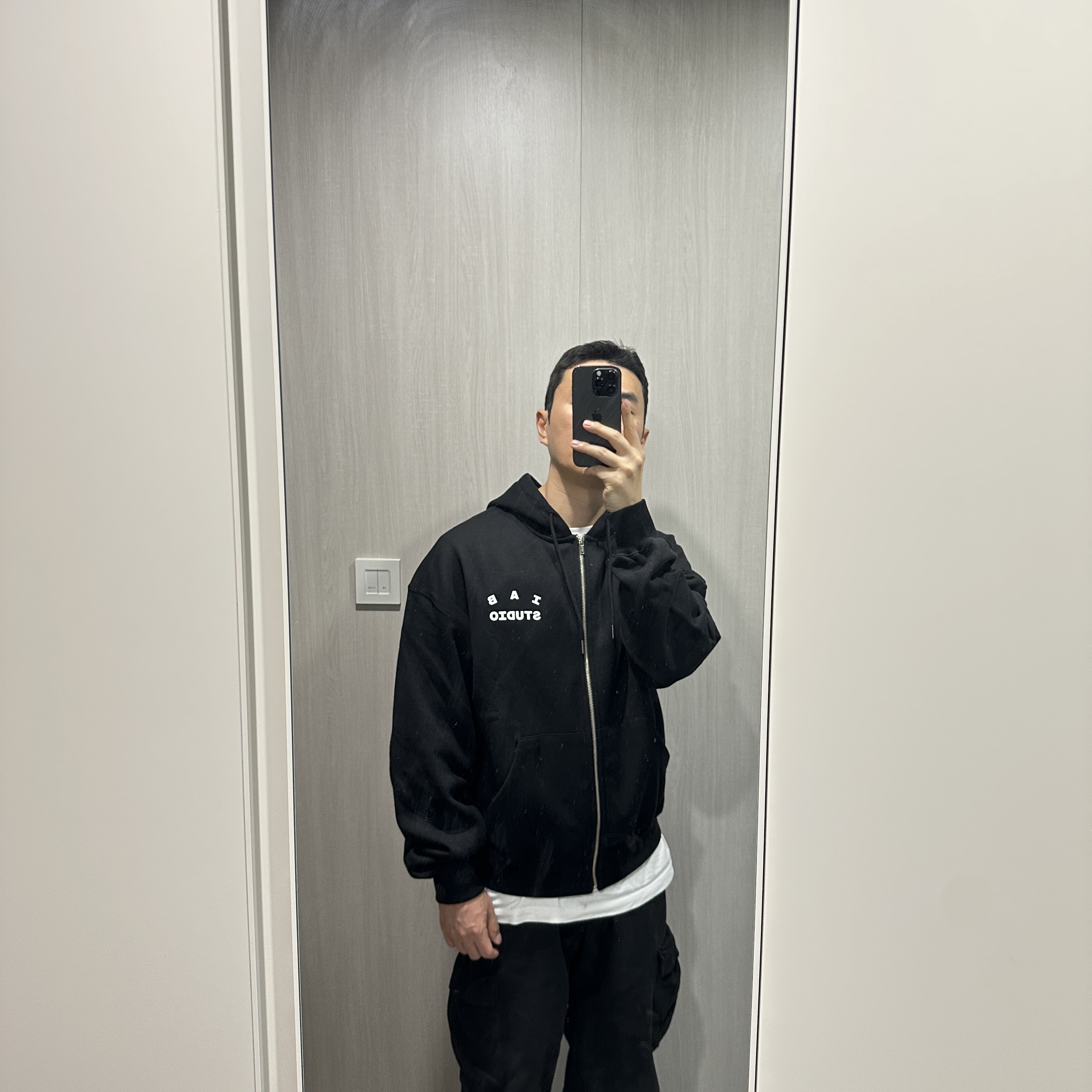 IAB Studio Zip-Up Hoodie Black - 26SS 착용 스타일